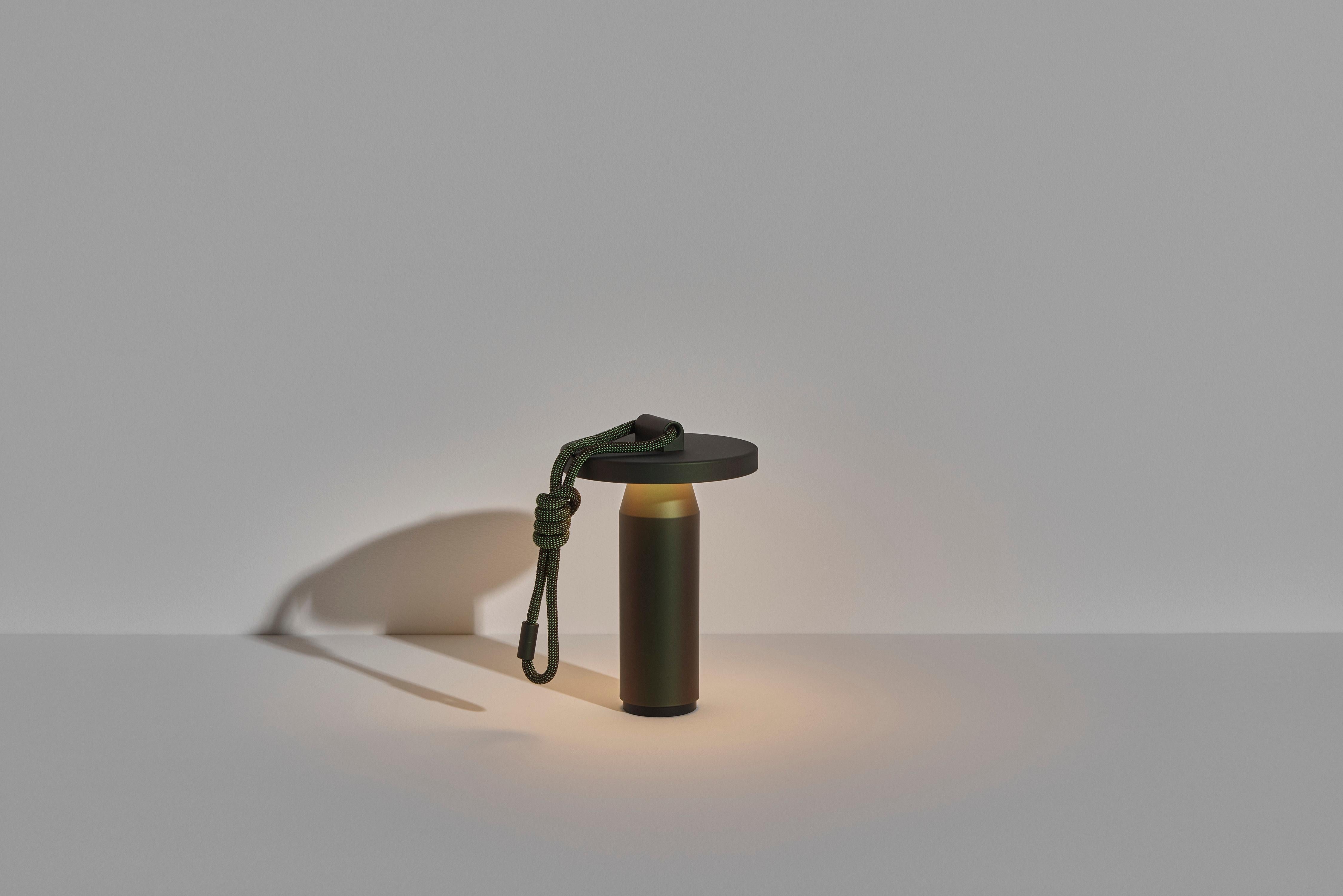 Quasar ist ein lebendiges und kreatives Design, das perfekt zu den Werten von Petite Friture passt:

Jede Farbe ist mit einer eigenen Kordel versehen (neue Farben), damit die Lampe spielerisch aufgehängt und bewegt werden kann.

EINE KABELLOSE UND