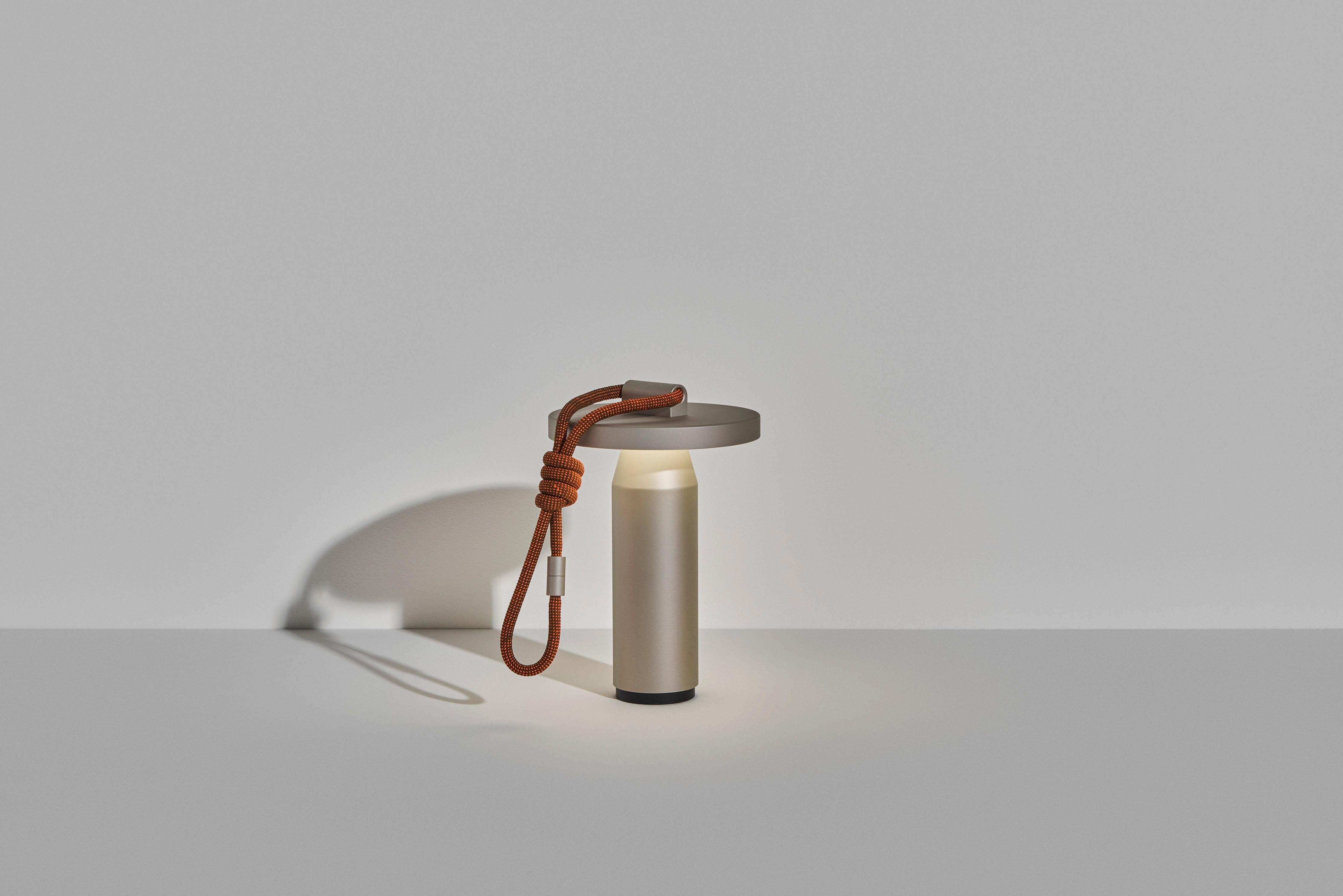 Quasar ist ein lebendiges und kreatives Design, das perfekt zu den Werten von Petite Friture passt:

Jede Farbe ist mit einer eigenen Kordel versehen (neue Farben), damit die Lampe spielerisch aufgehängt und bewegt werden kann.

EINE KABELLOSE UND