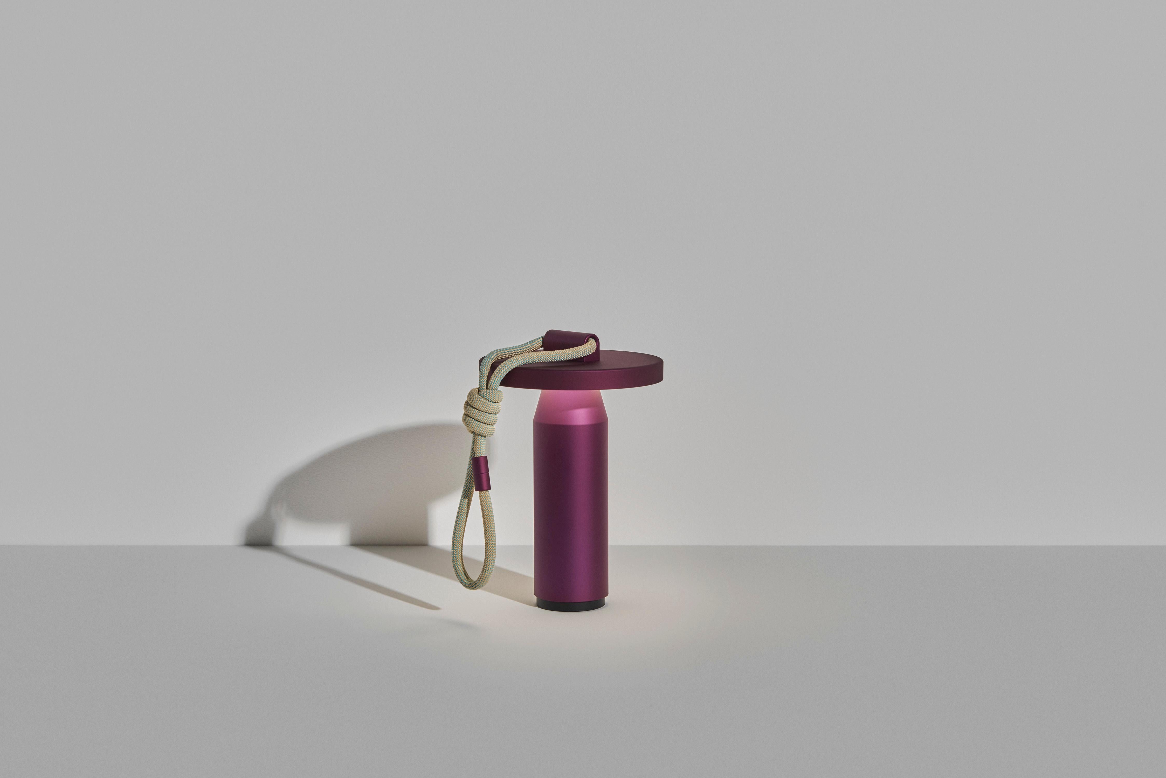 Quasar ist ein lebendiges und kreatives Design, das perfekt zu den Werten von Petite Friture passt:

Jede Farbe ist mit einer eigenen Kordel versehen (neue Farben), damit die Lampe spielerisch aufgehängt und bewegt werden kann.

EINE KABELLOSE UND