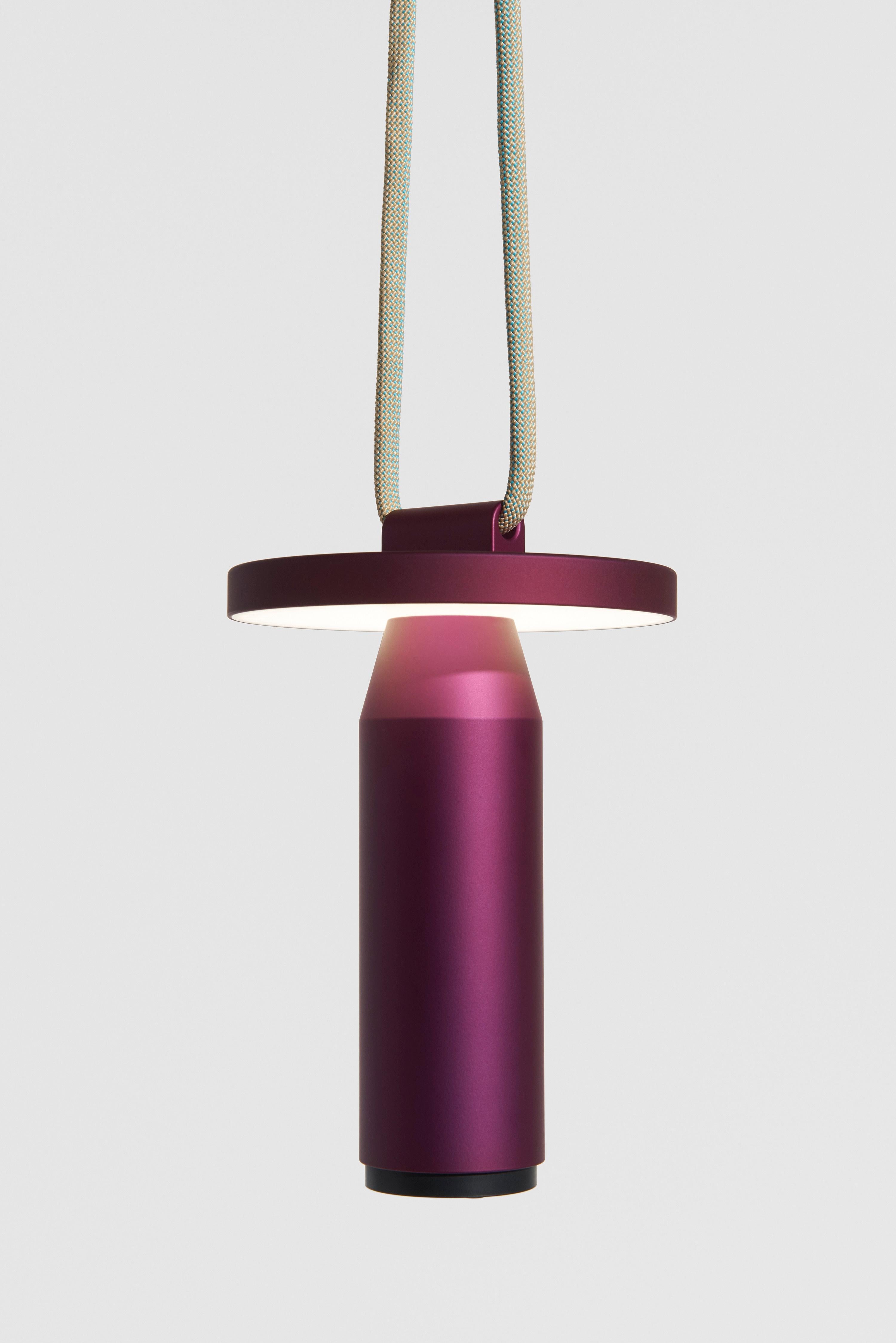 PETITE FRITURE Quasar, Tragbare Außenlampe, Lila, Designer Samy Rio (Pulverbeschichtet) im Angebot