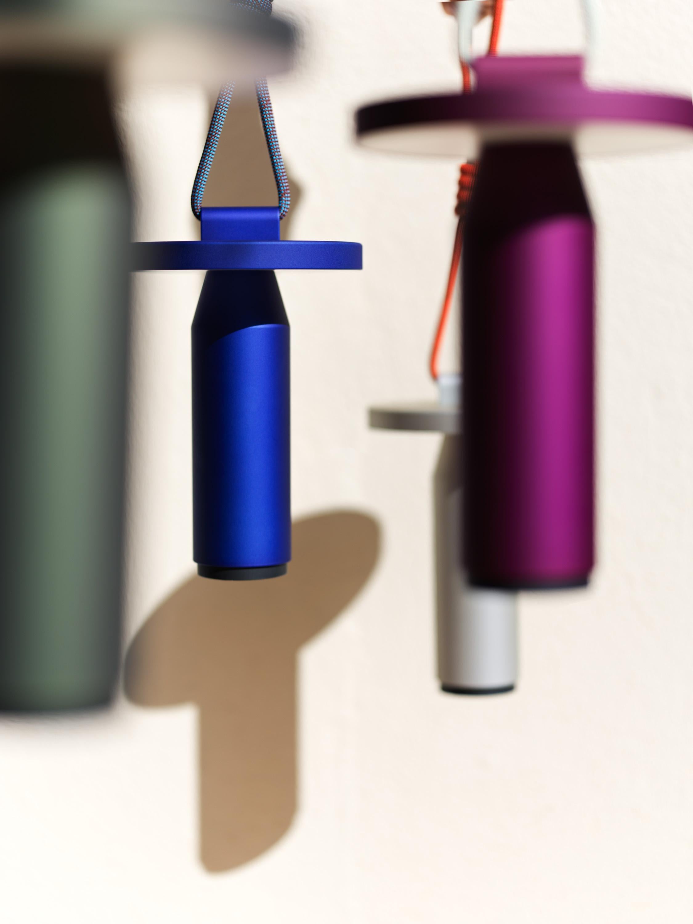 PETITE FRITURE Quasar, Tragbare Außenlampe, Lila, Designer Samy Rio (Aluminium) im Angebot