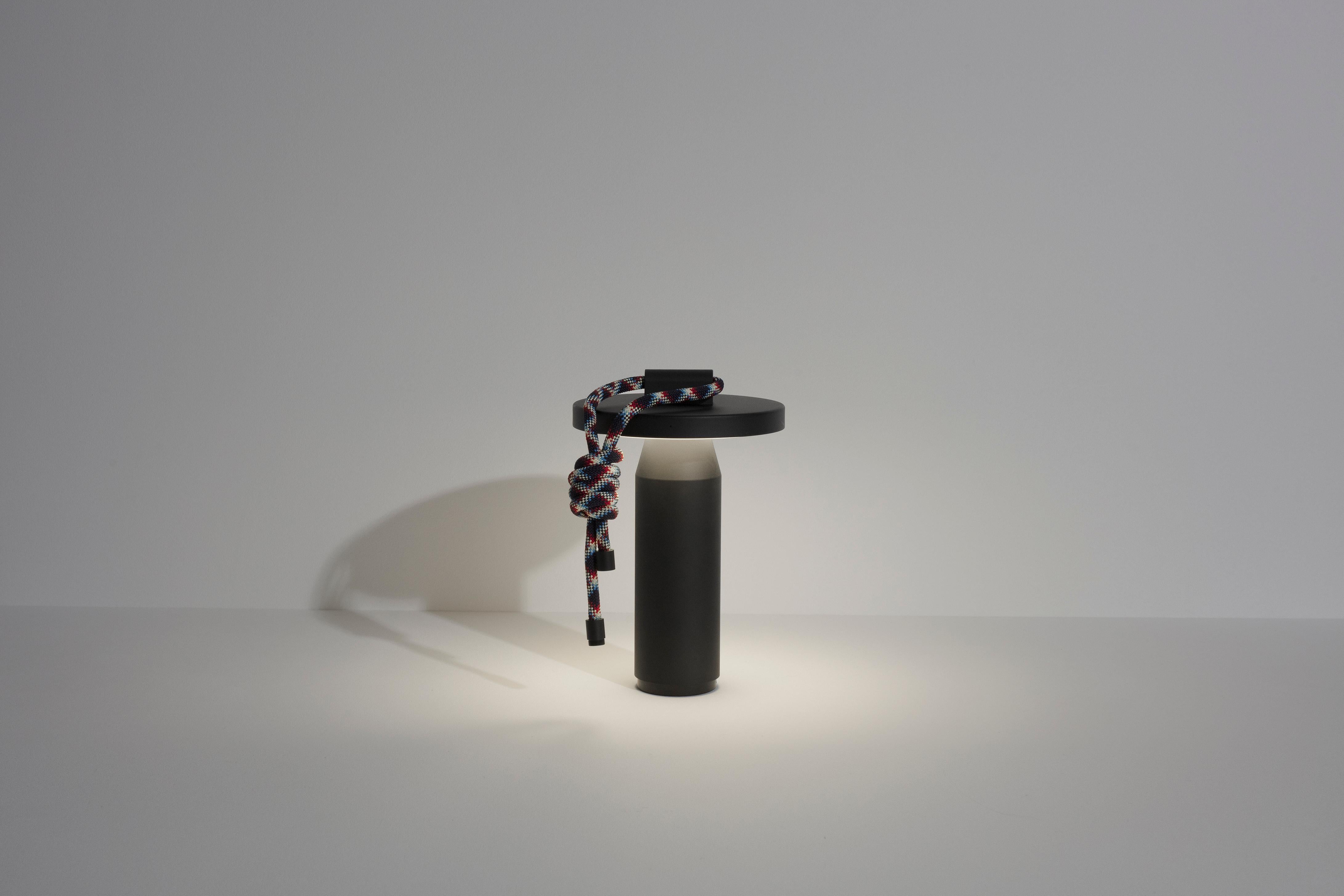 Lámpara de mesa portátil Petite Friture Quasar de aluminio negro by Samy Rio Siglo XXI y contemporáneo en venta