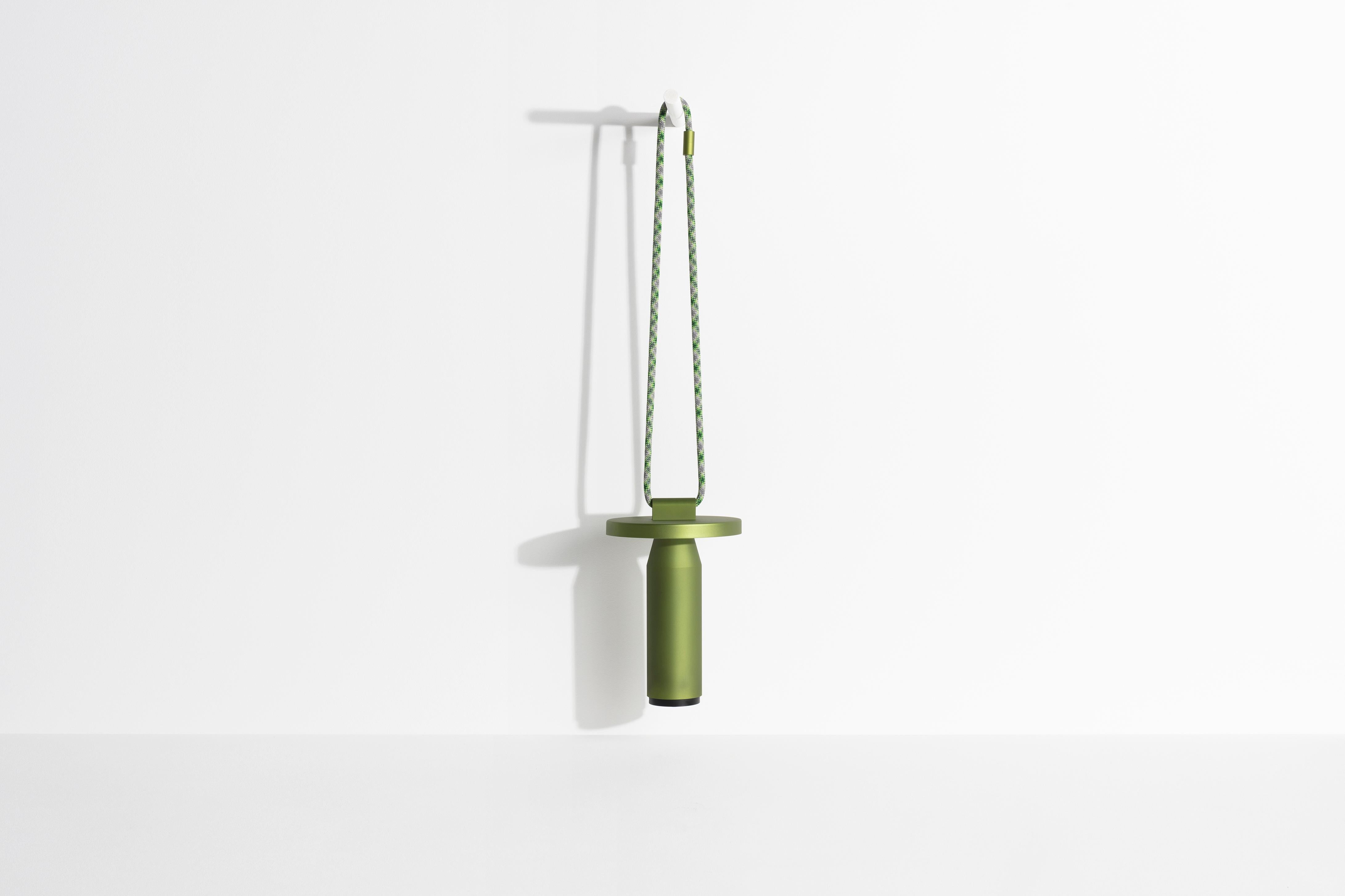 Lámpara de mesa portátil Petite Friture Quasar de aluminio verde oliva by Samy Rio Aluminio en venta