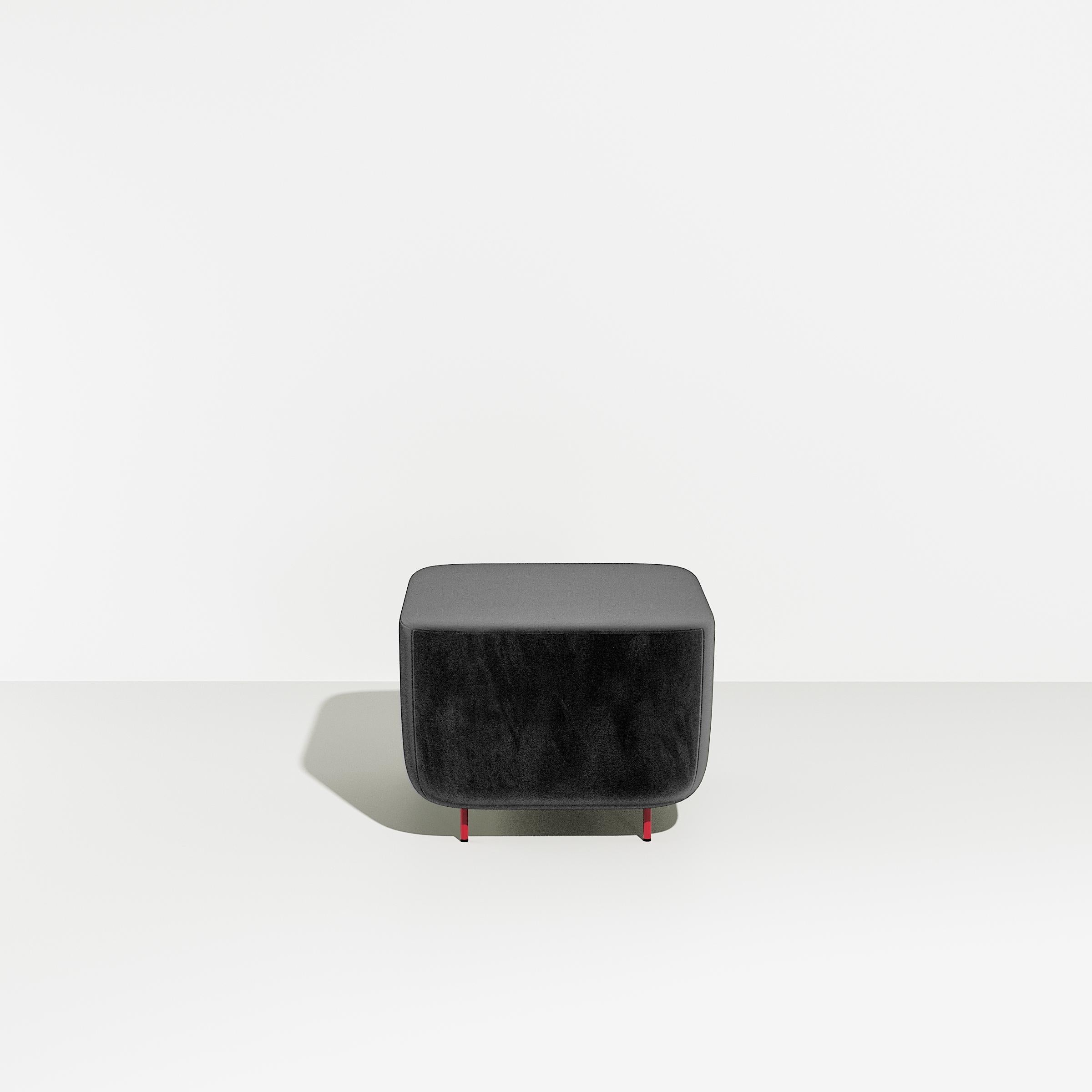 Petite Friture Petit tabouret Hoff en gris-noir par Morten & Jona, 2015

Hoff, créée par le duo de designers Morten & Jonas, est une collection de deux tabourets et de deux fauteuils modulaires. Ils peuvent être combinés pour former un canapé ainsi