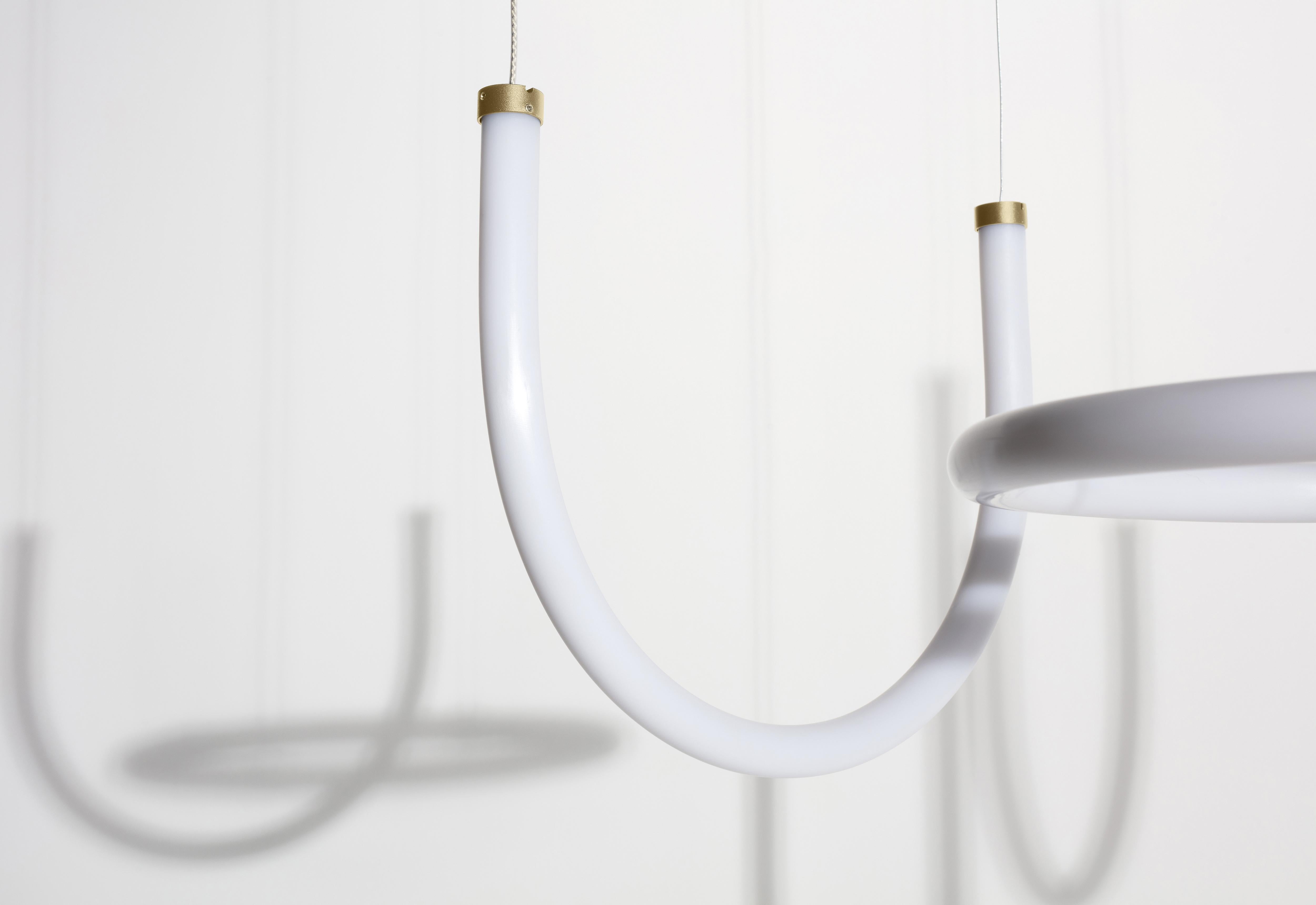 Acciaio Petite Friture Unseen Lampada a sospensione U in ottone traslucido con luce LED curva in vendita