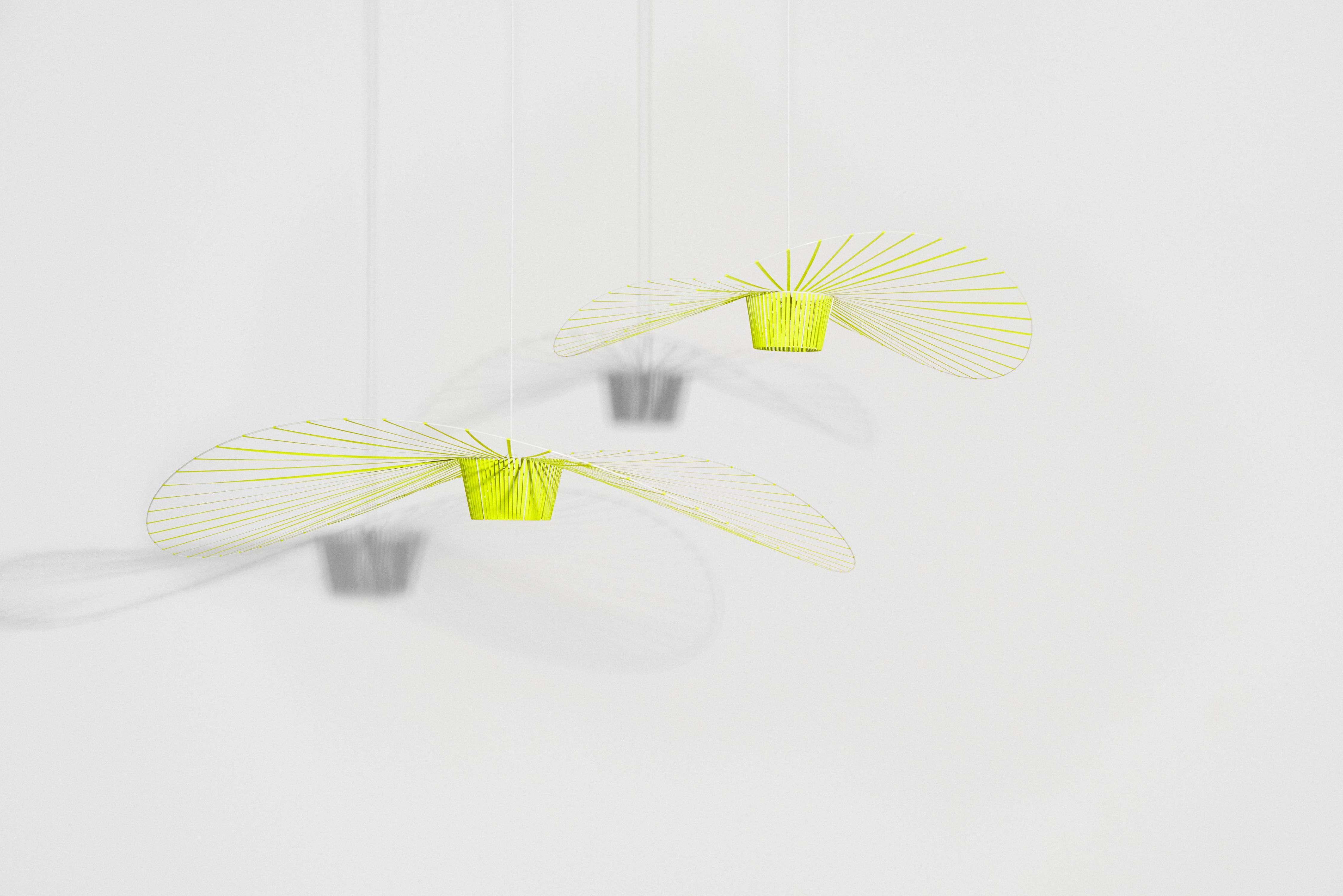 Realizzata da Petite Friture nel 2010, la lampada a sospensione vertigo è oggi un'icona del design contemporaneo.
Con  il suo  ultraleggero  fibra di vetro  struttura,  allungato  con  Grazie a nastri vellutati in poliuretano, questa lampada a