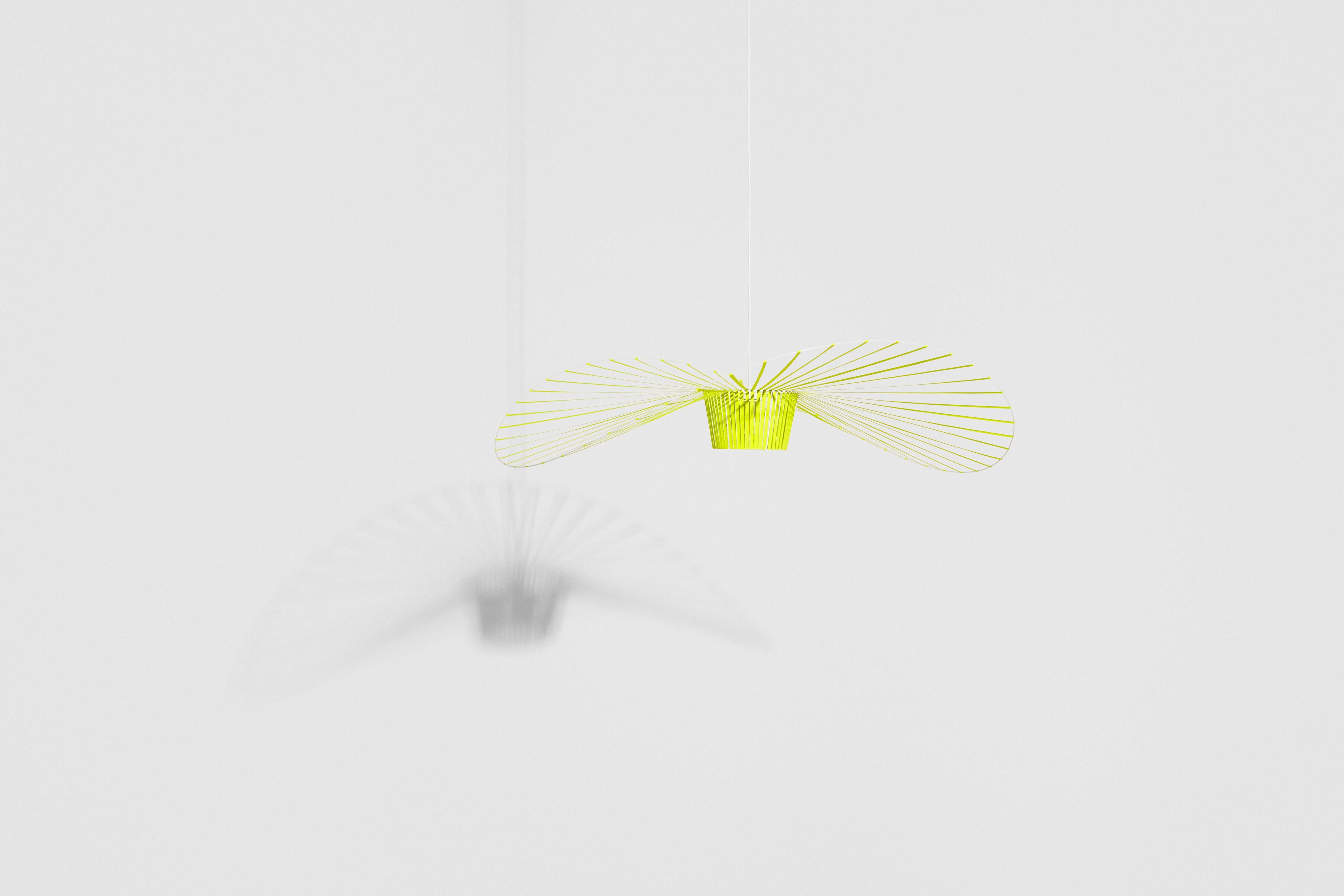 Éditée par Petite Friture en 2010, la suspension vertigo est aujourd'hui une icône du design contemporain.
Avec  son  ultra-léger  fibre de verre  structure,  étiré  avec  Avec ses rubans de polyuréthane veloutés, cette lampe suspendue fascine car