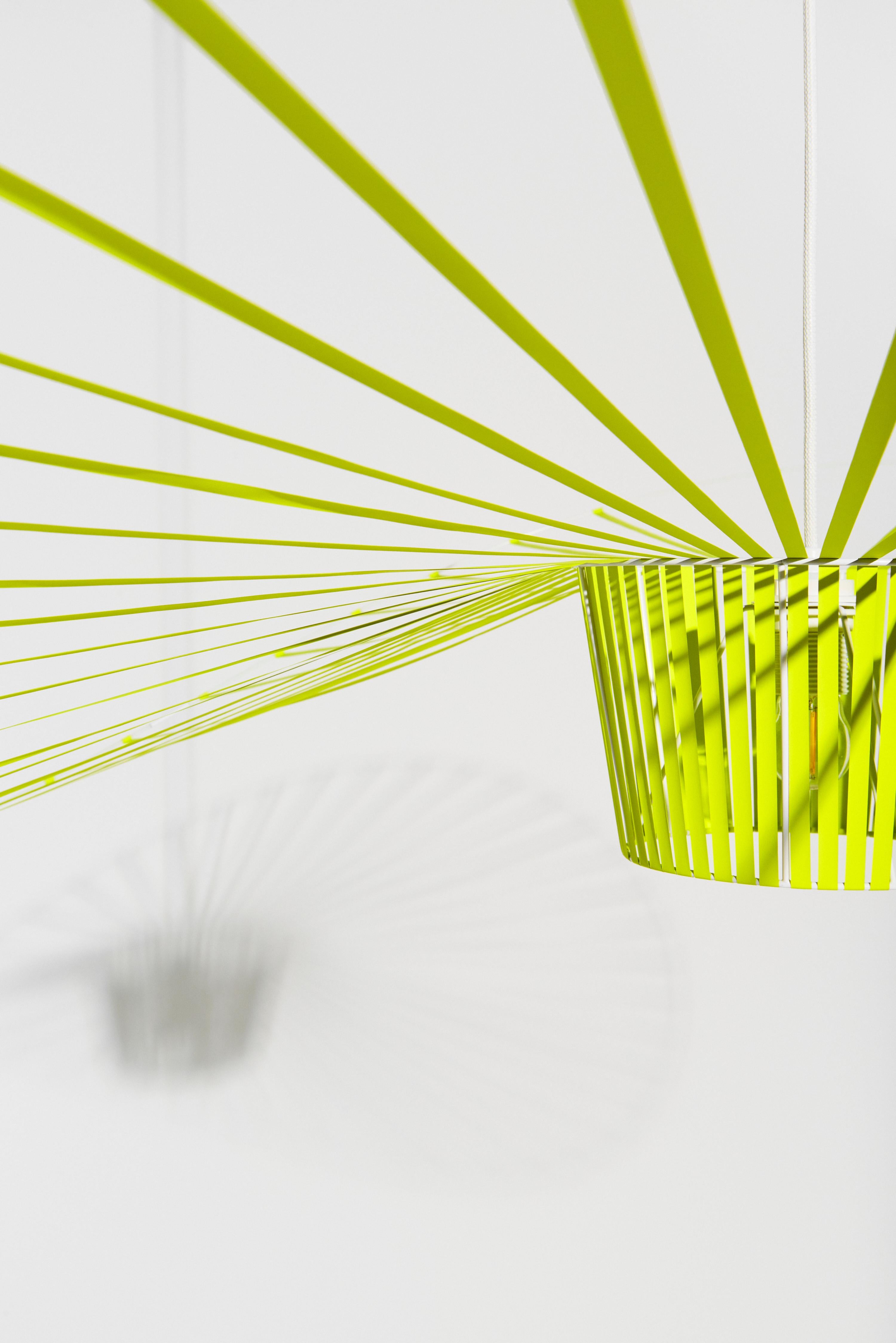 Français Lampe à suspension Vertigo, jaune, de la designer Constance Guisset en vente