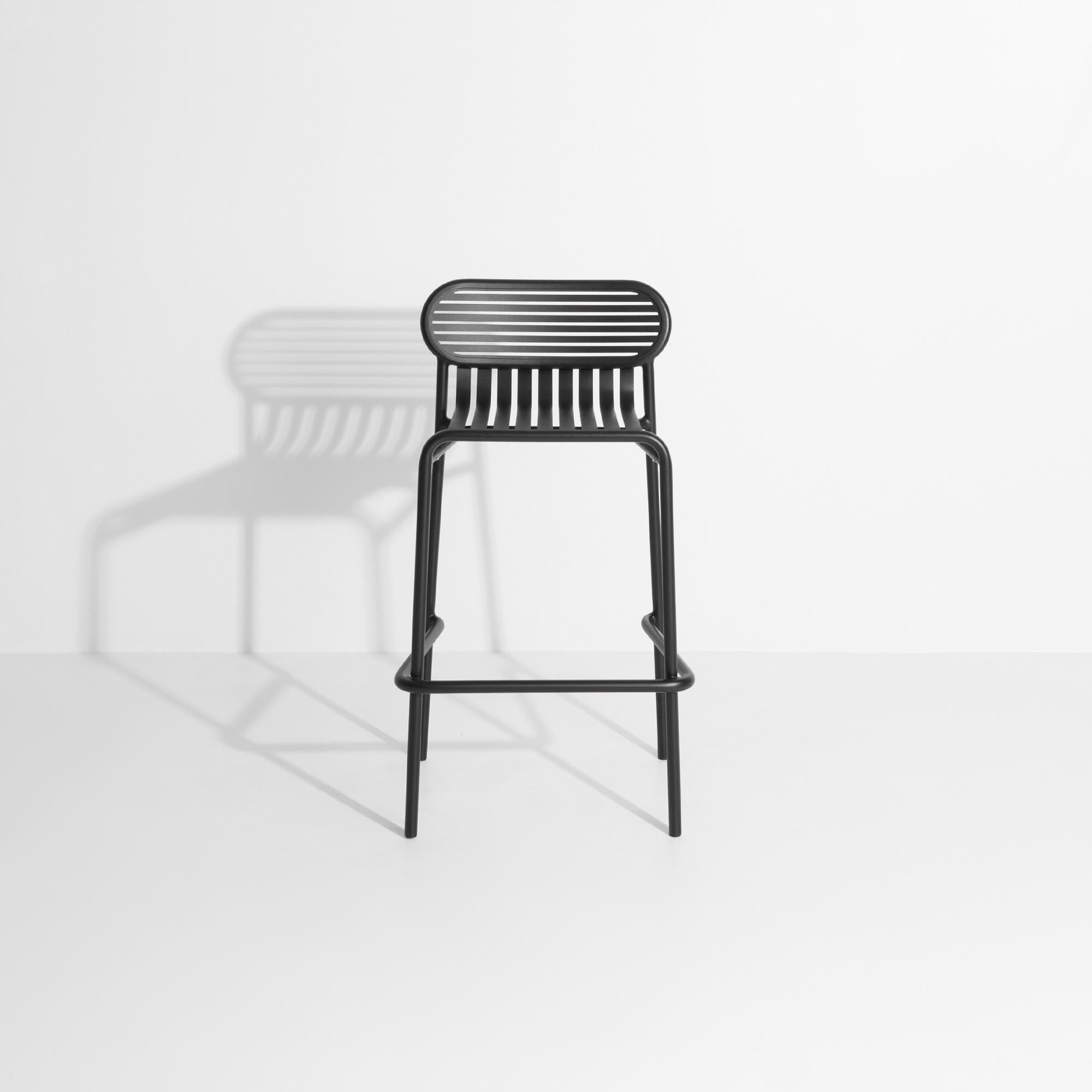 Week-End est un tabouret de bar appartenant à la collection homonyme créée par le studio Brichet-Ziegler pour Petite Friture. 
La collection WEEK-END est une gamme complète de mobilier d'extérieur. 
L'impact des lamelles horizontales et verticales,