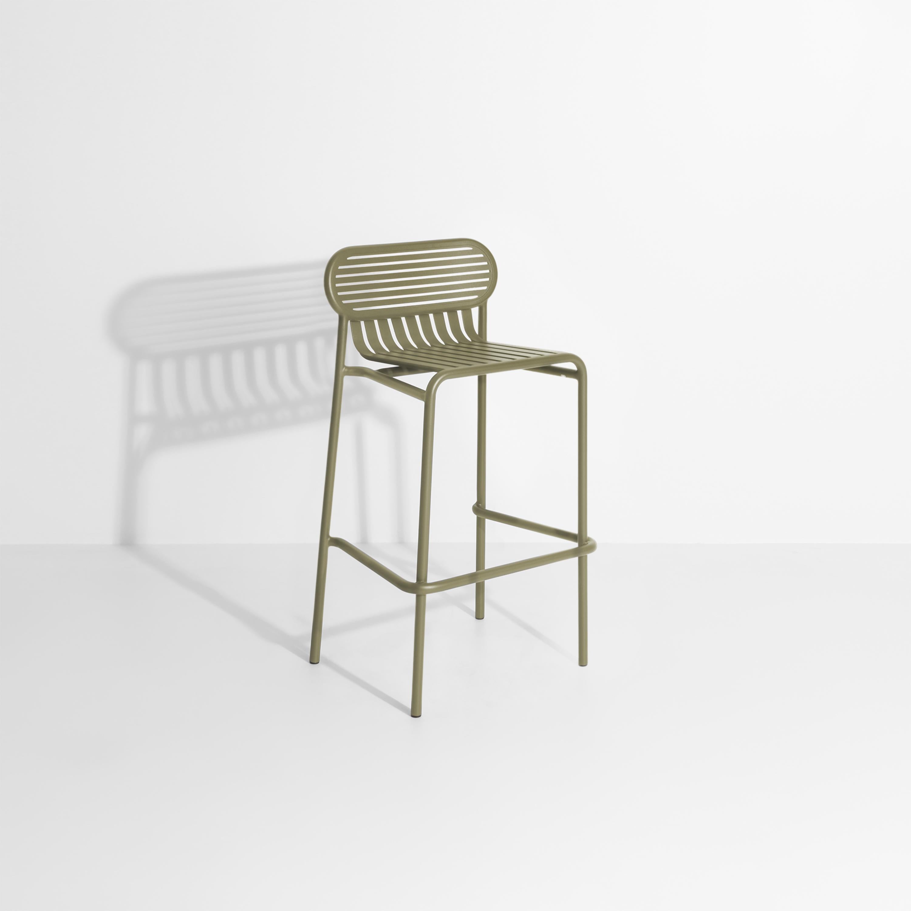 Week-End es un taburete de bar perteneciente a la colección homónima creada por el estudio Brichet-Ziegler para Petite Friture. 
La colección WEEK-END es una gama completa de muebles de exterior. 
El impacto de las lamas horizontales y verticales,