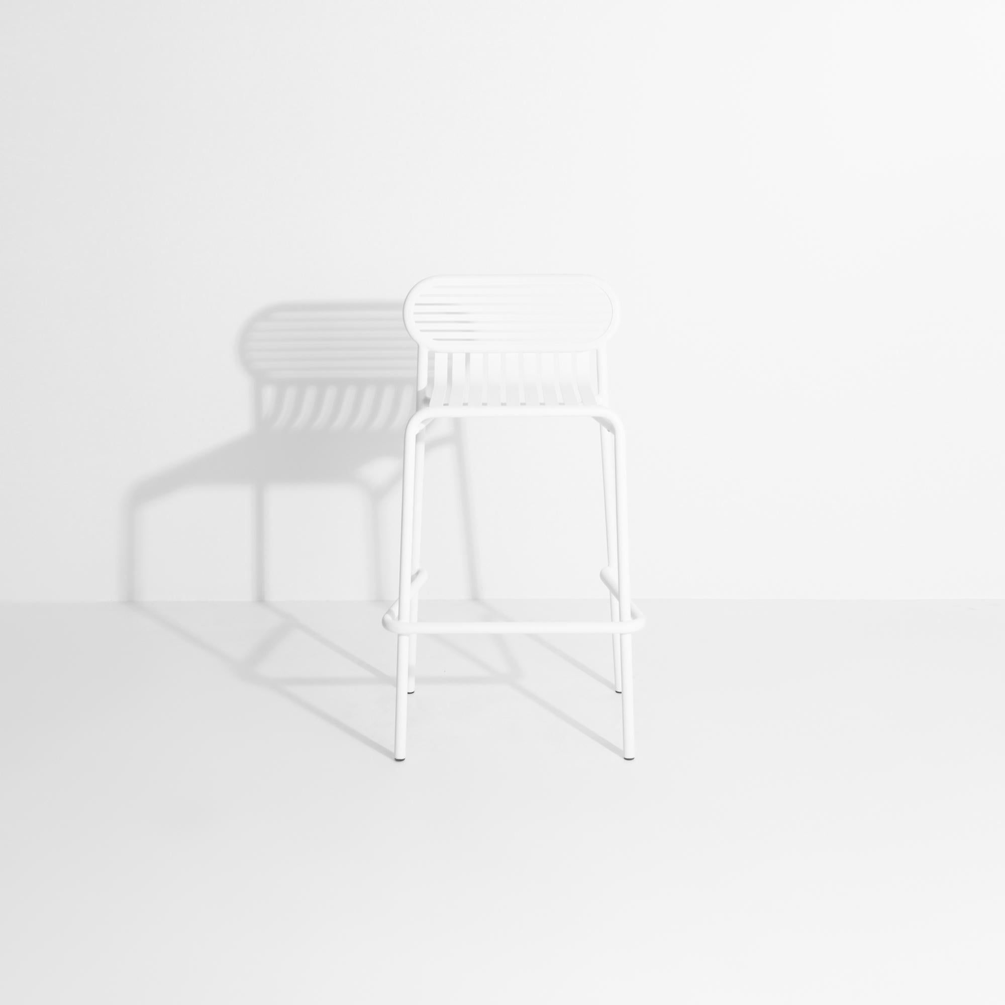Week-End est un tabouret de bar appartenant à la collection homonyme créée par le studio Brichet-Ziegler pour Petite Friture. 
La collection WEEK-END est une gamme complète de mobilier d'extérieur. 
L'impact des lamelles horizontales et verticales,