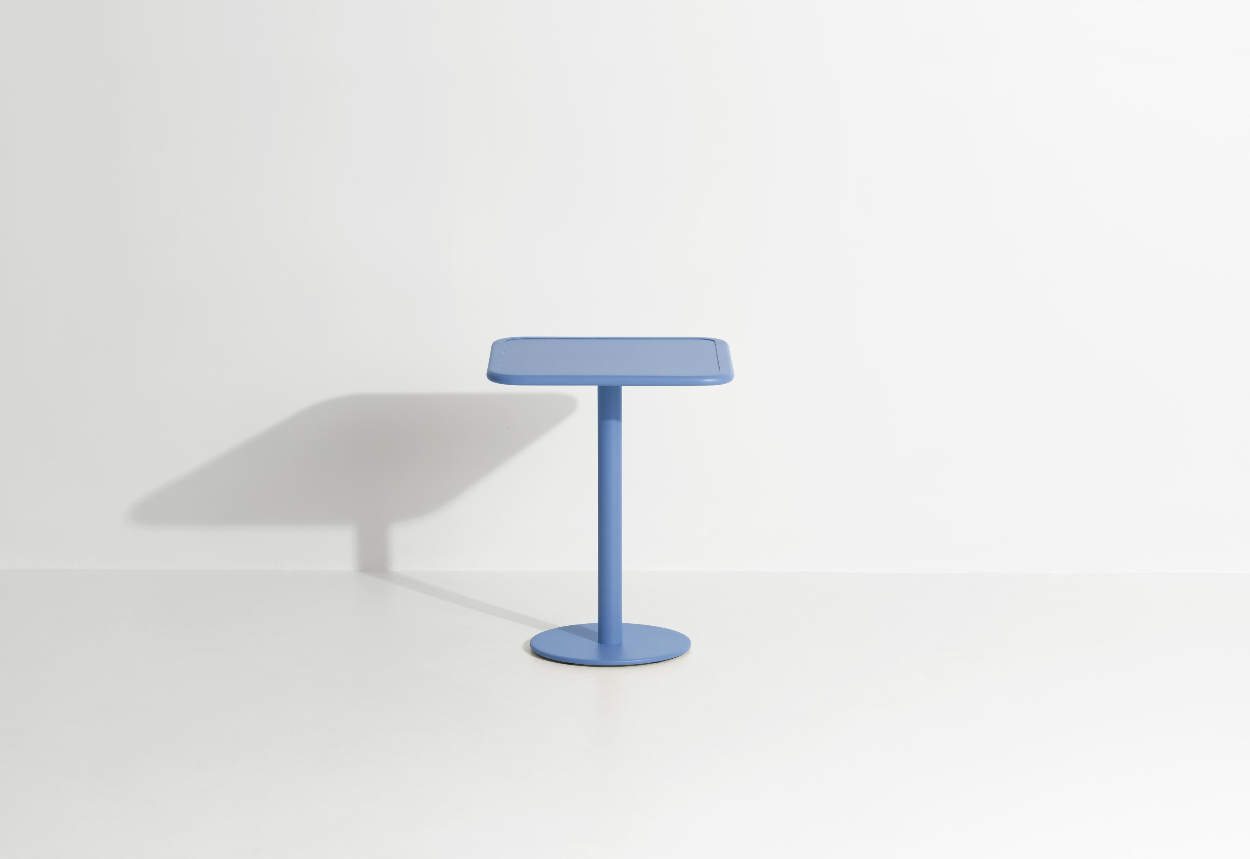 Petite Friture Week-End Bistro Square Dining Table in Azure Blue Aluminium by Studio BrichetZiegler, 2017

Die Week-End-Kollektion besteht aus einer kompletten Palette von Außenmöbeln mit mattierter Epoxidharzlackierung mit Aluminiummaserung, die 18