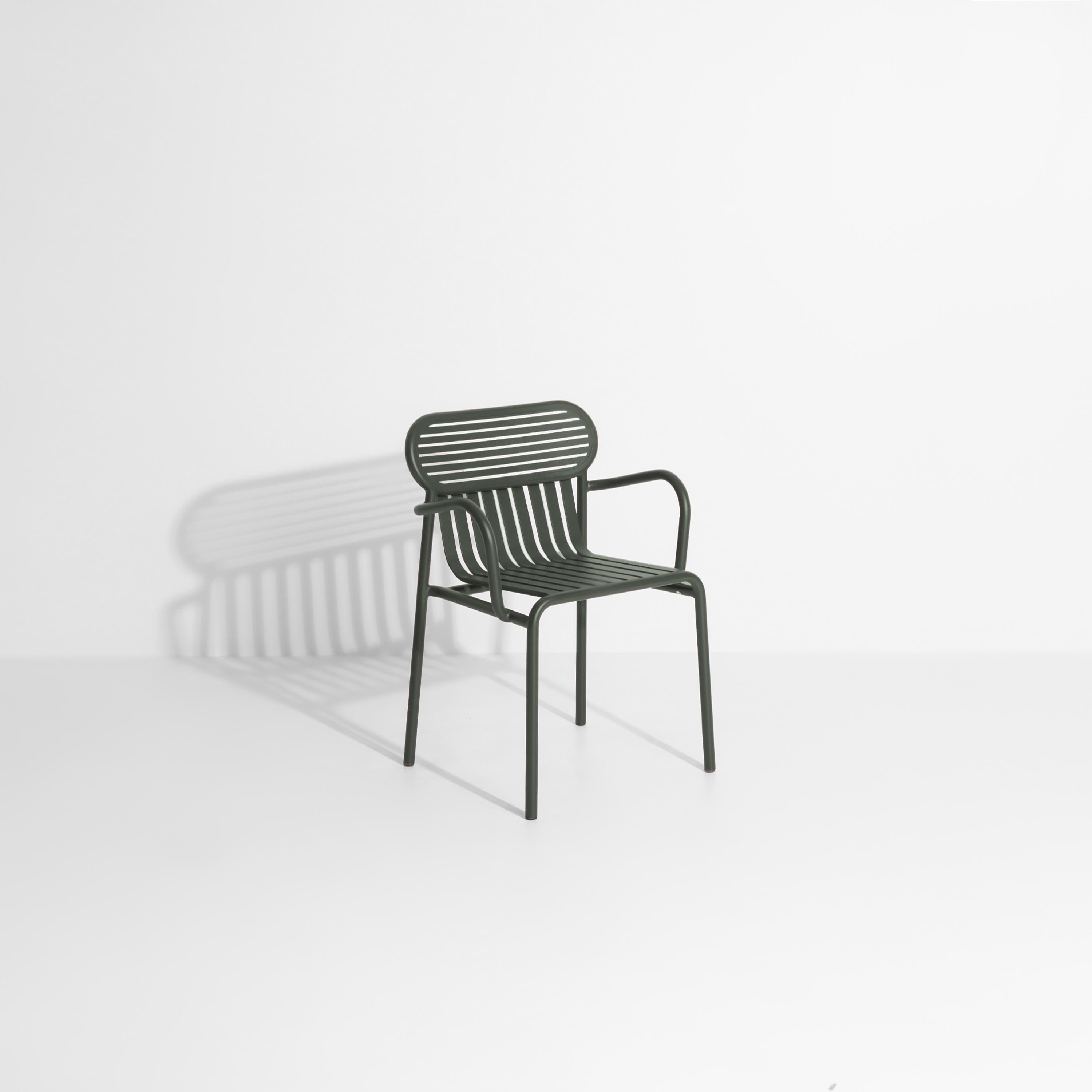 La collection WEEK-END est une gamme complète de mobilier d'extérieur. 
L'impact des lamelles horizontales et verticales, si proches des rayures, met en valeur les pleins et les vides, affirmant l'identité de la collection. Les lamelles en aluminium