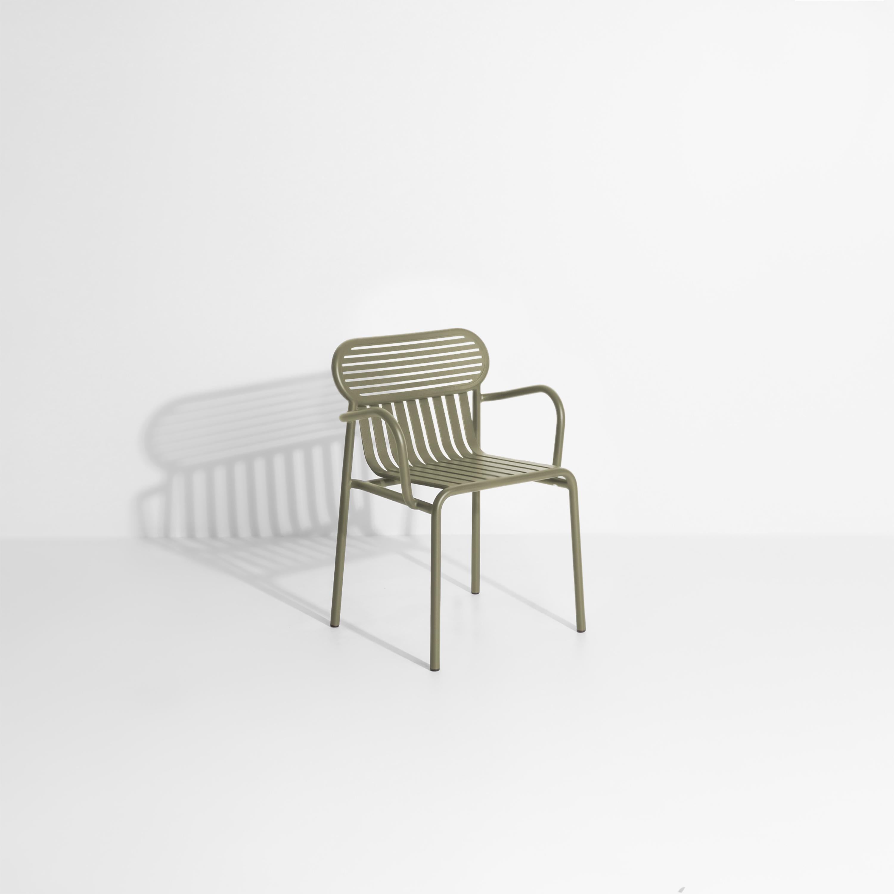 La collection WEEK-END est une gamme complète de mobilier d'extérieur. 
L'impact des lamelles horizontales et verticales, si proches des rayures, met en valeur les pleins et les vides, affirmant l'identité de la collection. Les lamelles en aluminium