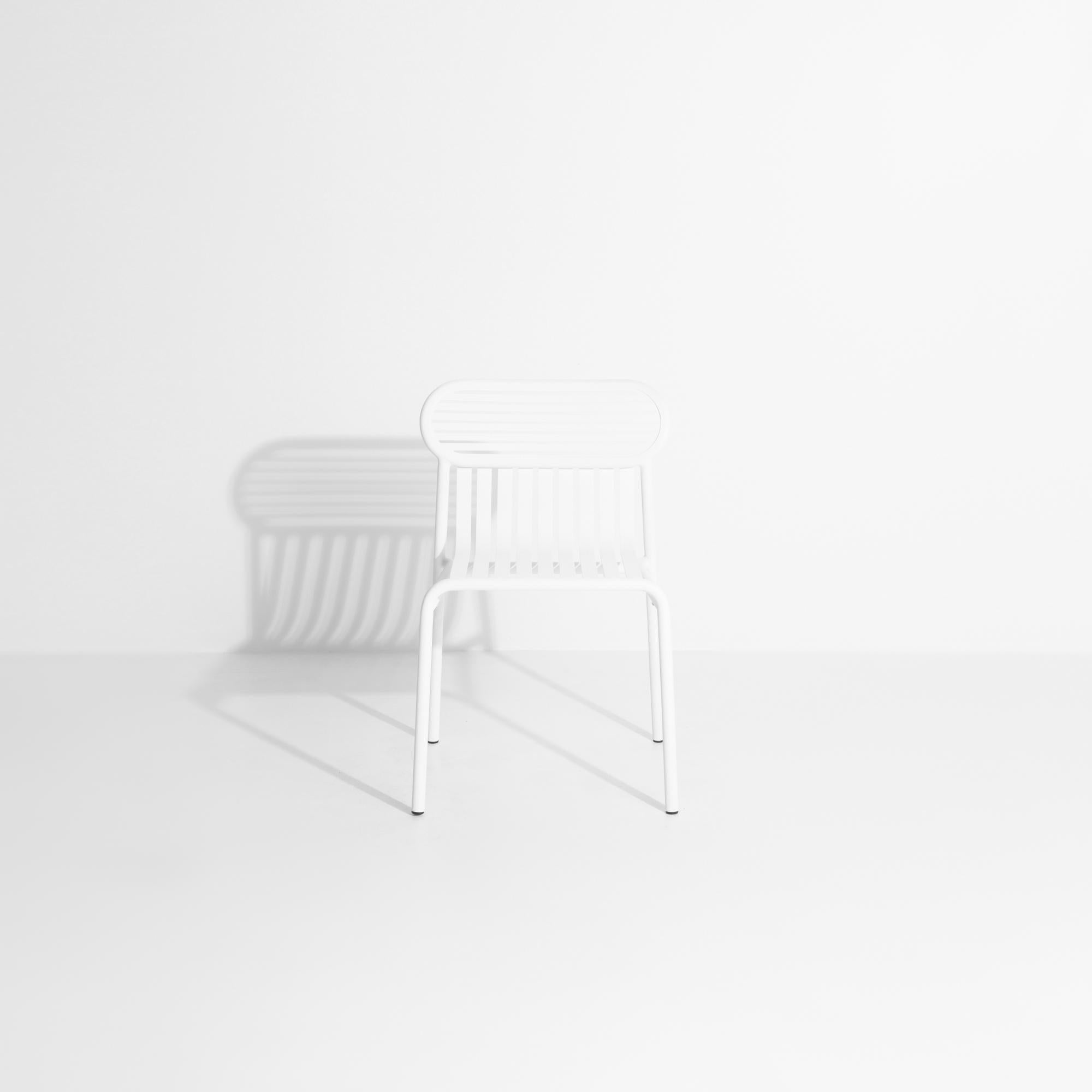 La collection WEEK-END est une gamme complète de mobilier d'extérieur. 
L'impact des lamelles horizontales et verticales, si proches des rayures, met en valeur les pleins et les vides, affirmant l'identité de la collection. Les lamelles en aluminium