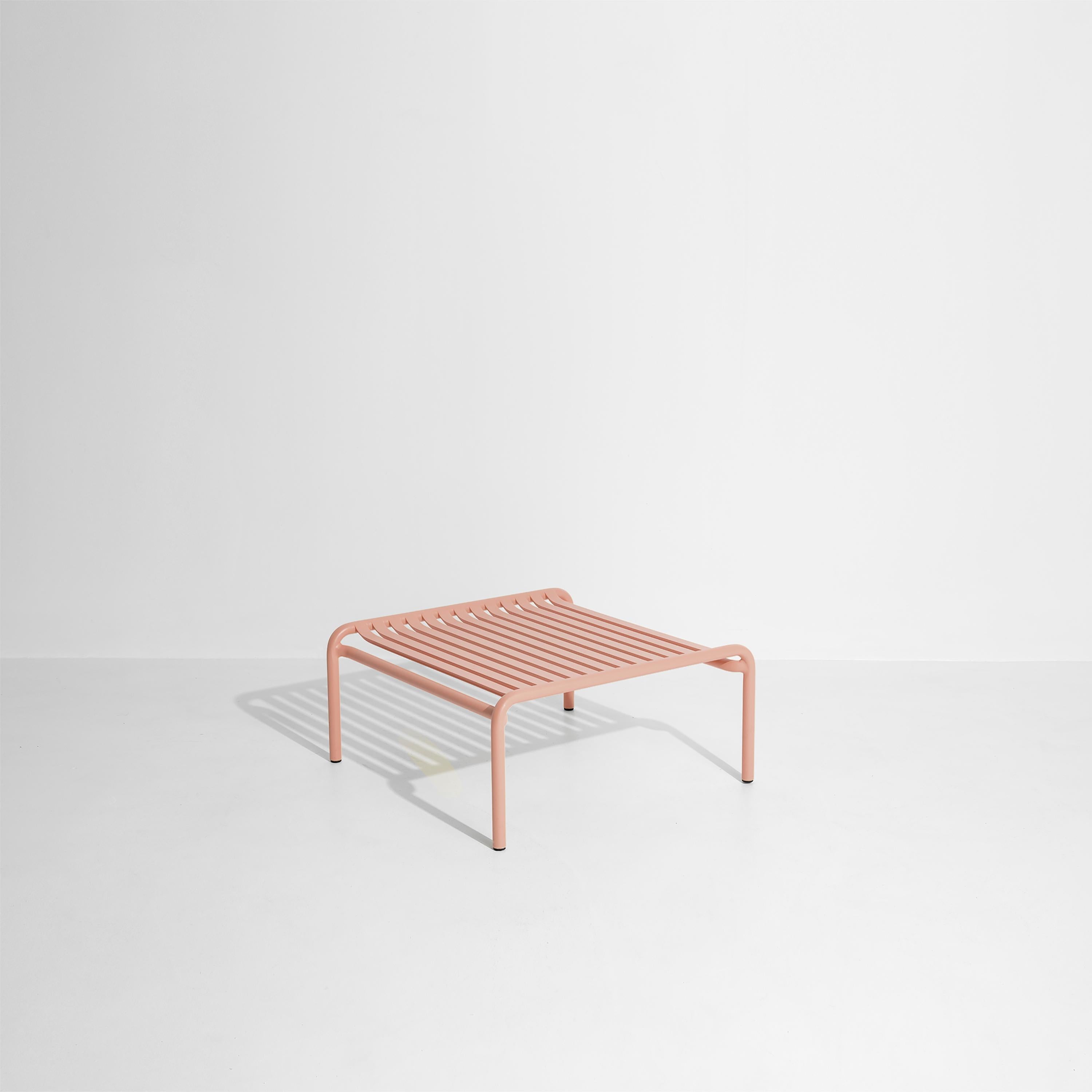 Table basse hebdomadaire Petite Friture en aluminium blush par Studio BrichetZiegler, 2017.

La collection week-end est une gamme complète de mobilier d'extérieur, en peinture époxy aluminium grainé, finition mate, qui comprend 18 fonctions et 8