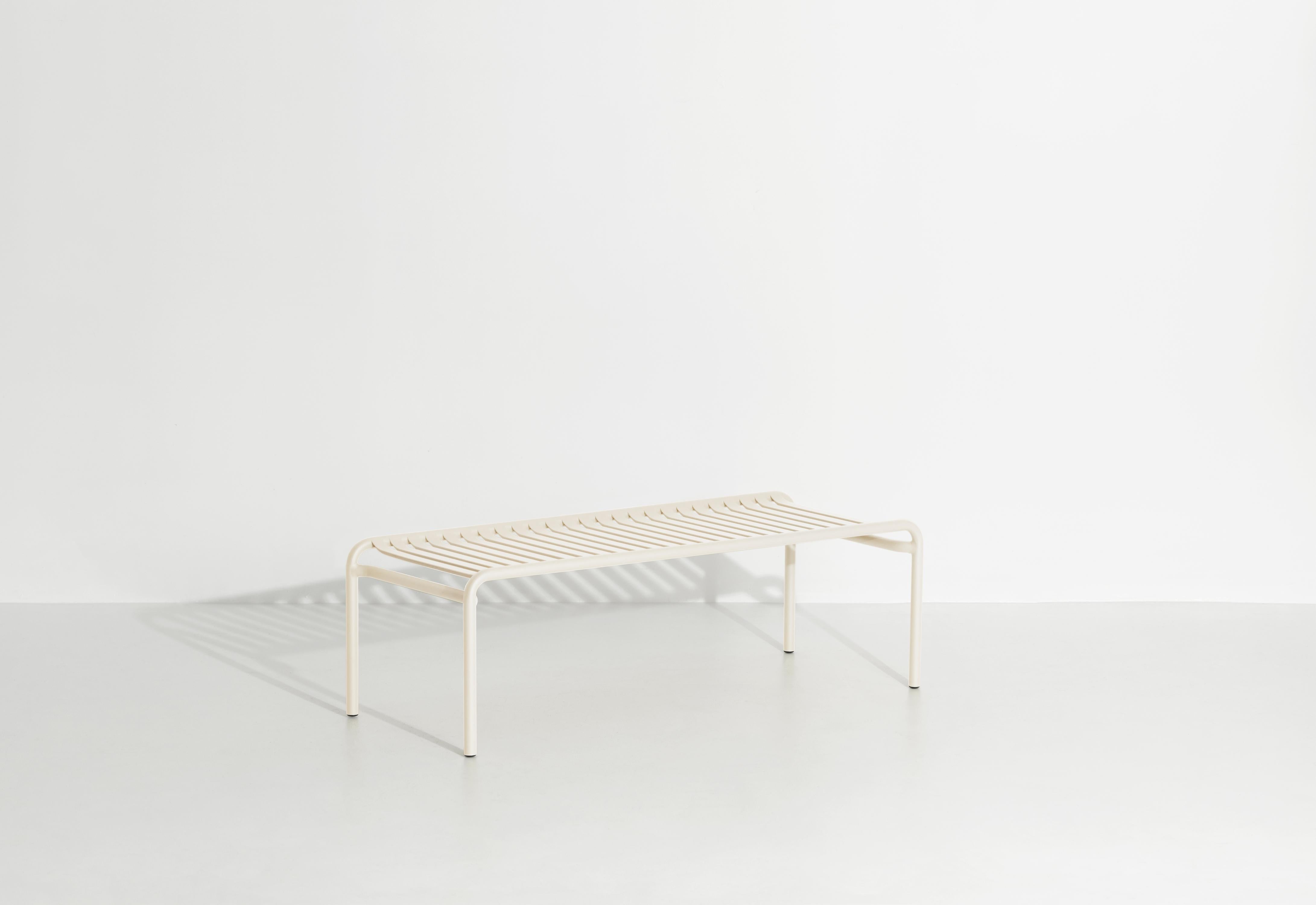 Petite Friture Week-End Long Coffee Table en aluminium ivoire par Studio BrichetZiegler, 2017

La collection week-end est une gamme complète de mobilier d'extérieur, en peinture époxy aluminium grainé, finition mate, qui comprend 18 fonctions et 8