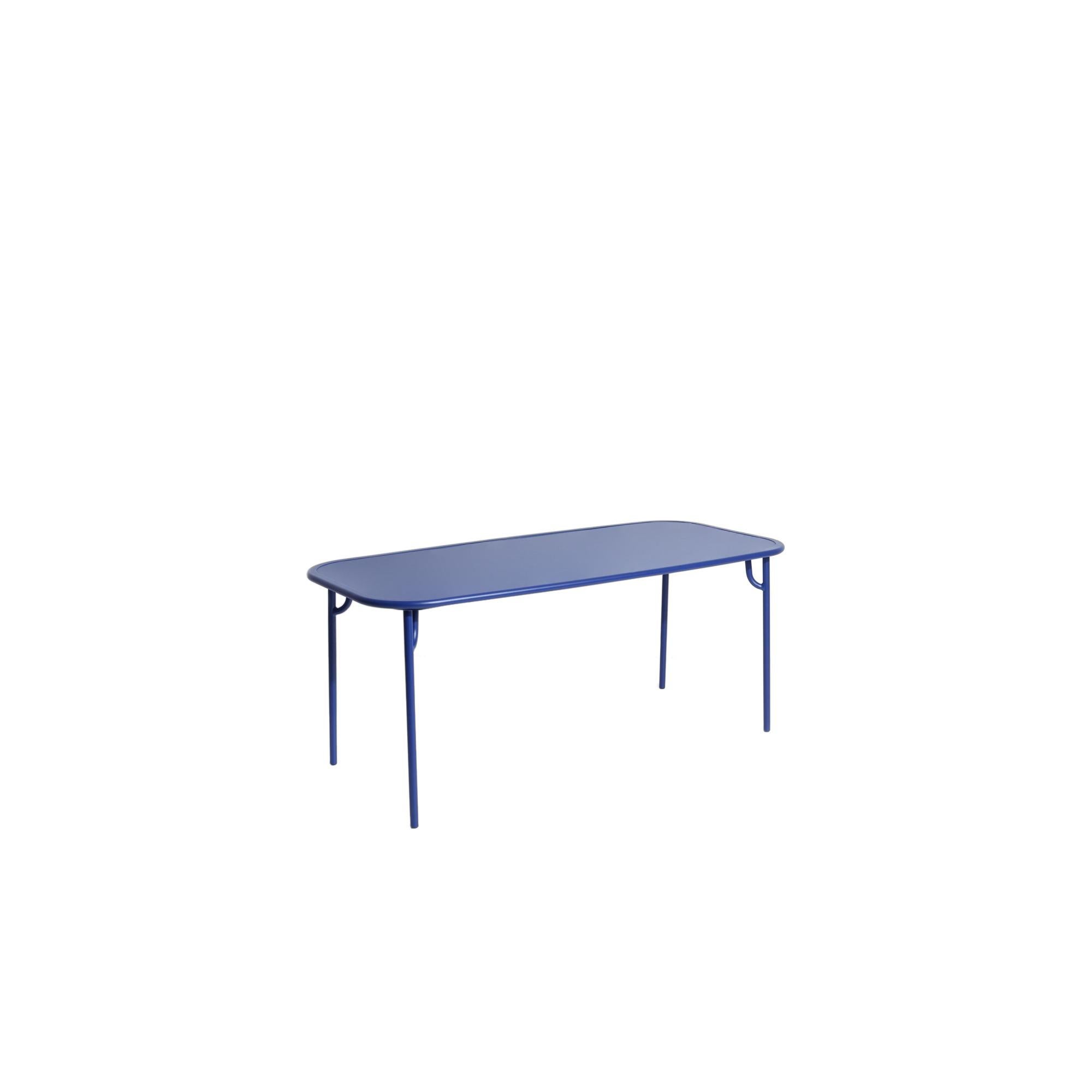Petite Friture Week-End Medium Plain Rectangular Dining Table in Blue Aluminium by Studio BrichetZiegler, 2017

Die Week-End-Kollektion besteht aus einer kompletten Palette von Außenmöbeln mit mattierter Epoxidharzlackierung mit Aluminiummaserung,
