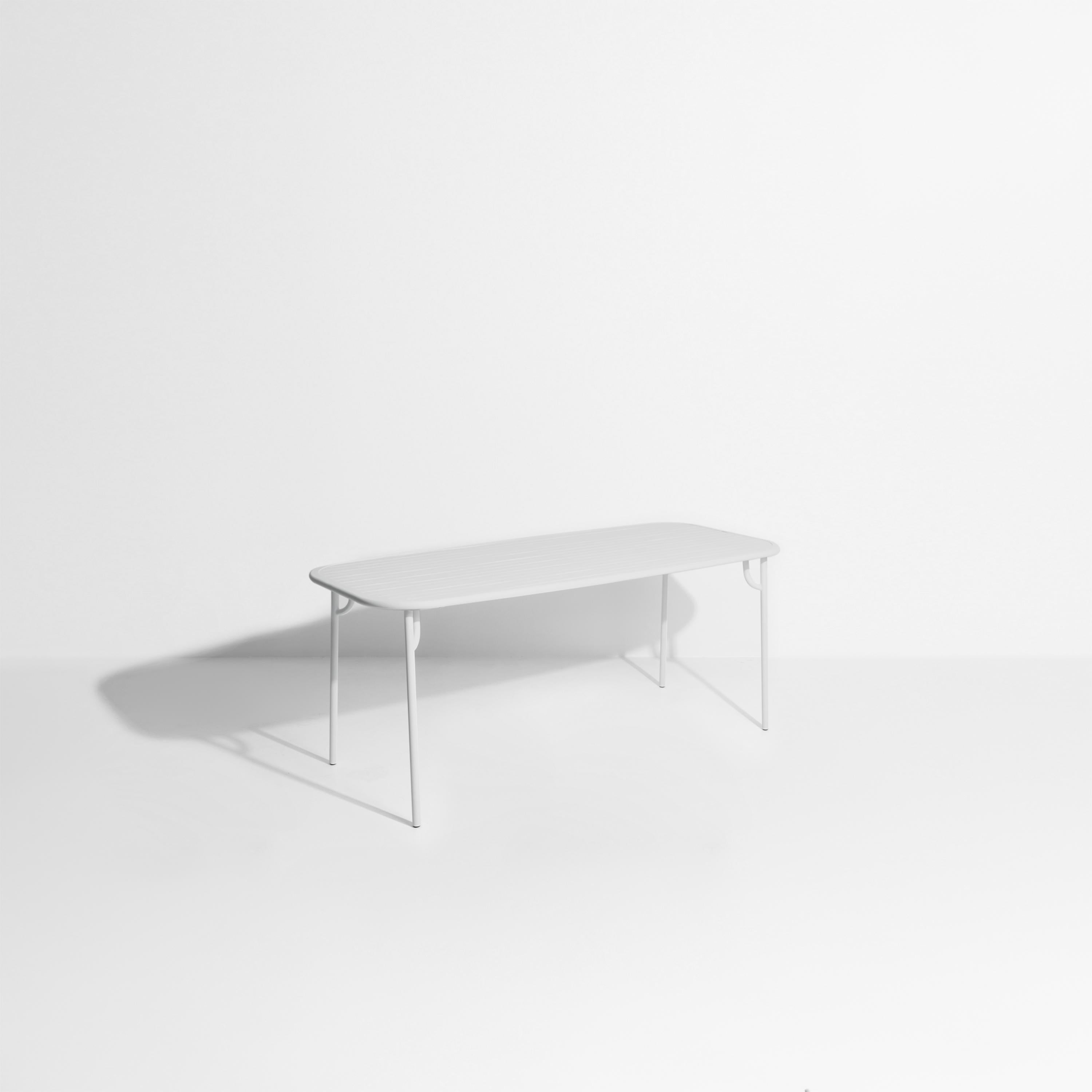 Petite Friture Week-End Medium Rectangular Dining Table in Pearl Grey Aluminium mit Lamellen by Studio BrichetZiegler, 2017

Die Week-End-Kollektion besteht aus einer kompletten Palette von Außenmöbeln mit mattierter Epoxidharzlackierung mit