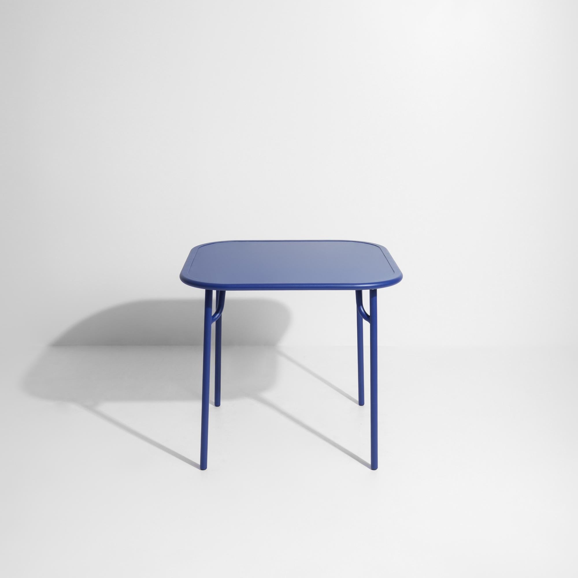 Petite Friture Week-End Plain Square Dining Table in Blue Aluminium by Studio BrichetZiegler, 2017

Die Week-End-Kollektion besteht aus einer kompletten Palette von Außenmöbeln mit mattierter Epoxidharzlackierung mit Aluminiummaserung, die 18