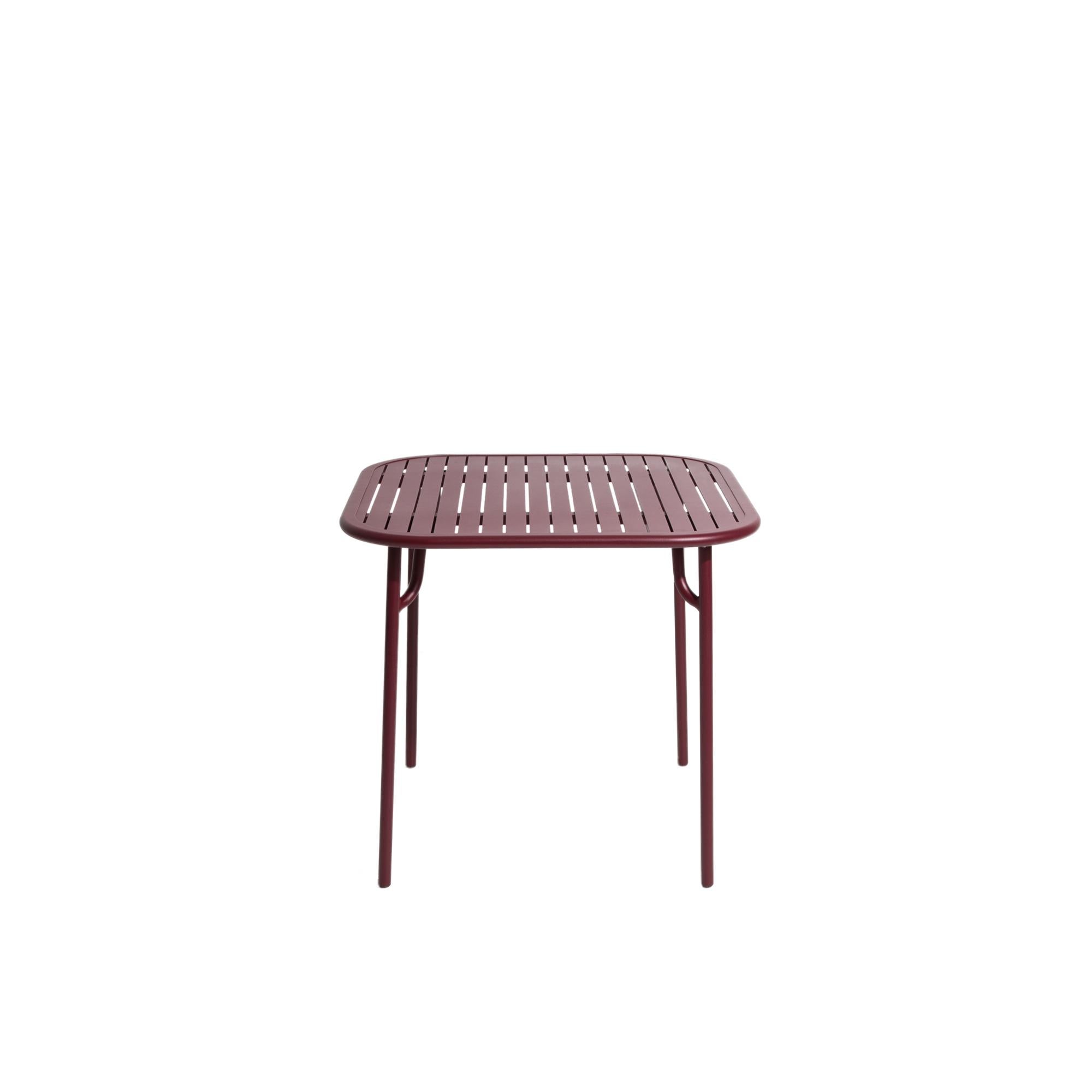 Petite Friture Table de repas carrée Week-End en aluminium bourgogne avec lattes par Studio BrichetZiegler, 2017.

La collection week-end est une gamme complète de mobilier d'extérieur, en peinture époxy aluminium grainé, finition mate, qui comprend