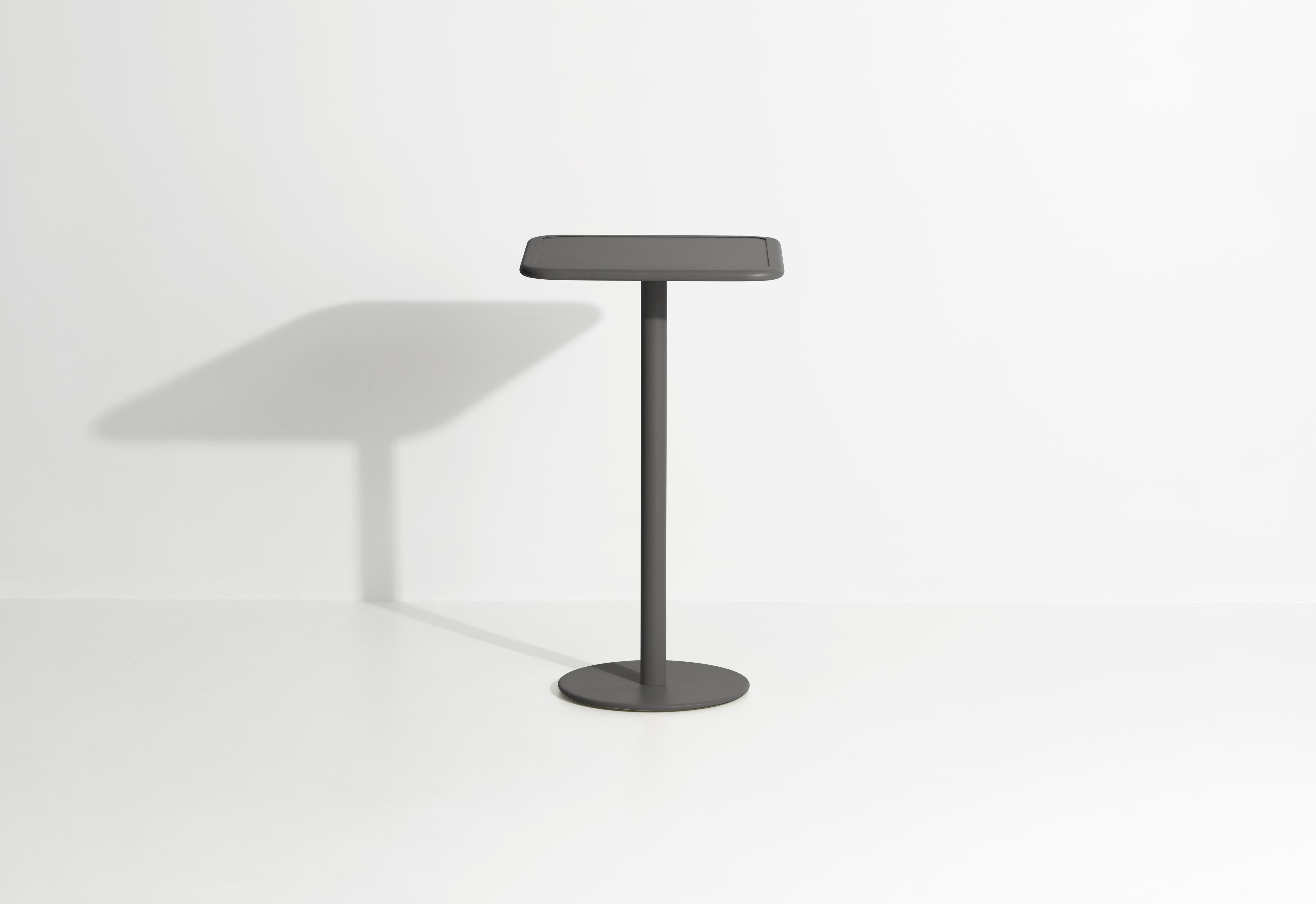 Table haute carrée Week-End Petite Friture en aluminium anthracite par Studio BrichetZiegler, 2017.

La collection week-end est une gamme complète de mobilier d'extérieur, en peinture époxy aluminium grainé, finition mate, qui comprend 18 fonctions