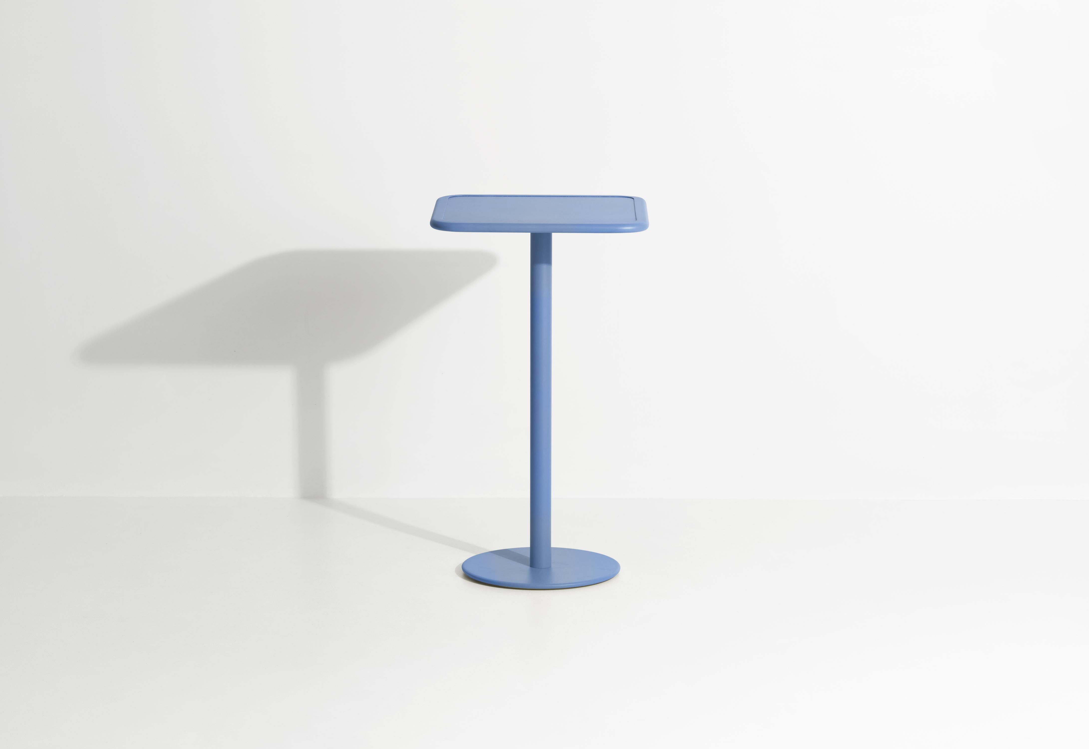 Table haute carrée Week-End Petite Friture en aluminium bleu azur par Studio BrichetZiegler, 2017.

La collection week-end est une gamme complète de mobilier d'extérieur, en peinture époxy aluminium grainé, finition mate, qui comprend 18 fonctions