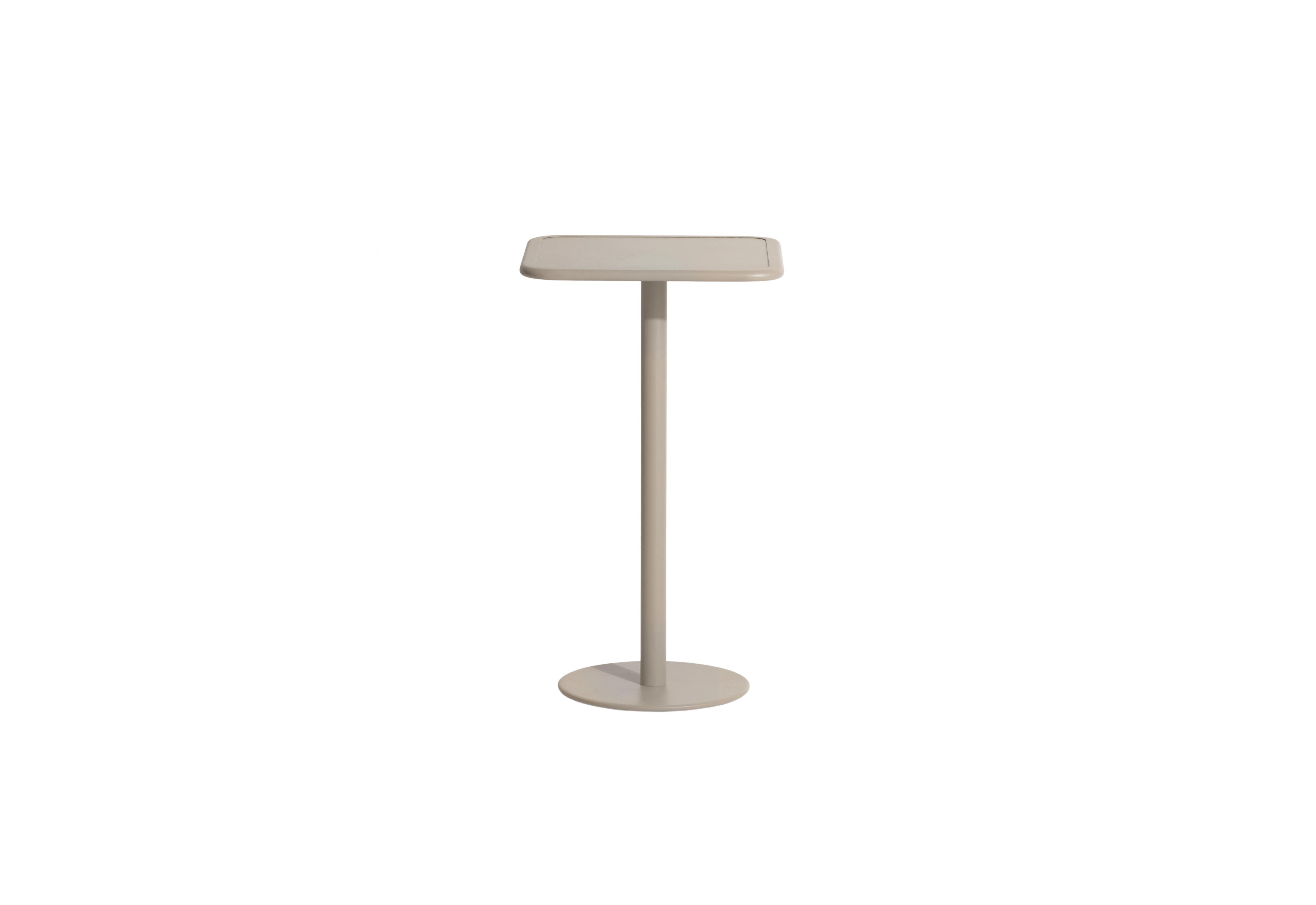 Petite Friture Week-End Square High Table in Dune Aluminium by Studio BrichetZiegler, 2017

Die Week-End-Kollektion besteht aus einer kompletten Palette von Außenmöbeln mit mattierter Epoxidharzlackierung mit Aluminiummaserung, die 18 Funktionen und