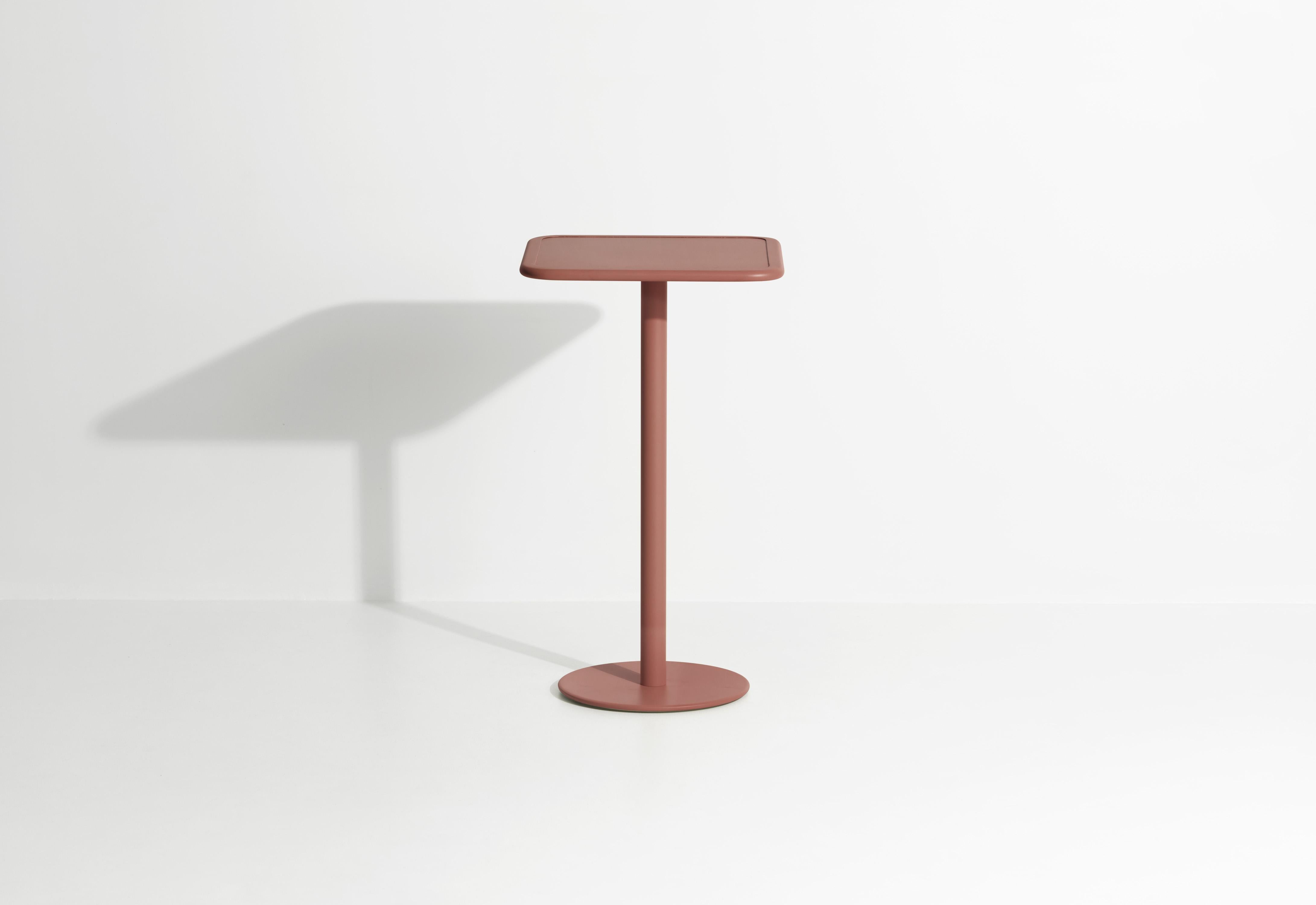 Petite Friture Week-End Square High Table in Terracotta Aluminium by Studio BrichetZiegler, 2017

Die Week-End-Kollektion besteht aus einer kompletten Palette von Außenmöbeln mit mattierter Epoxidharzlackierung mit Aluminiummaserung, die 18