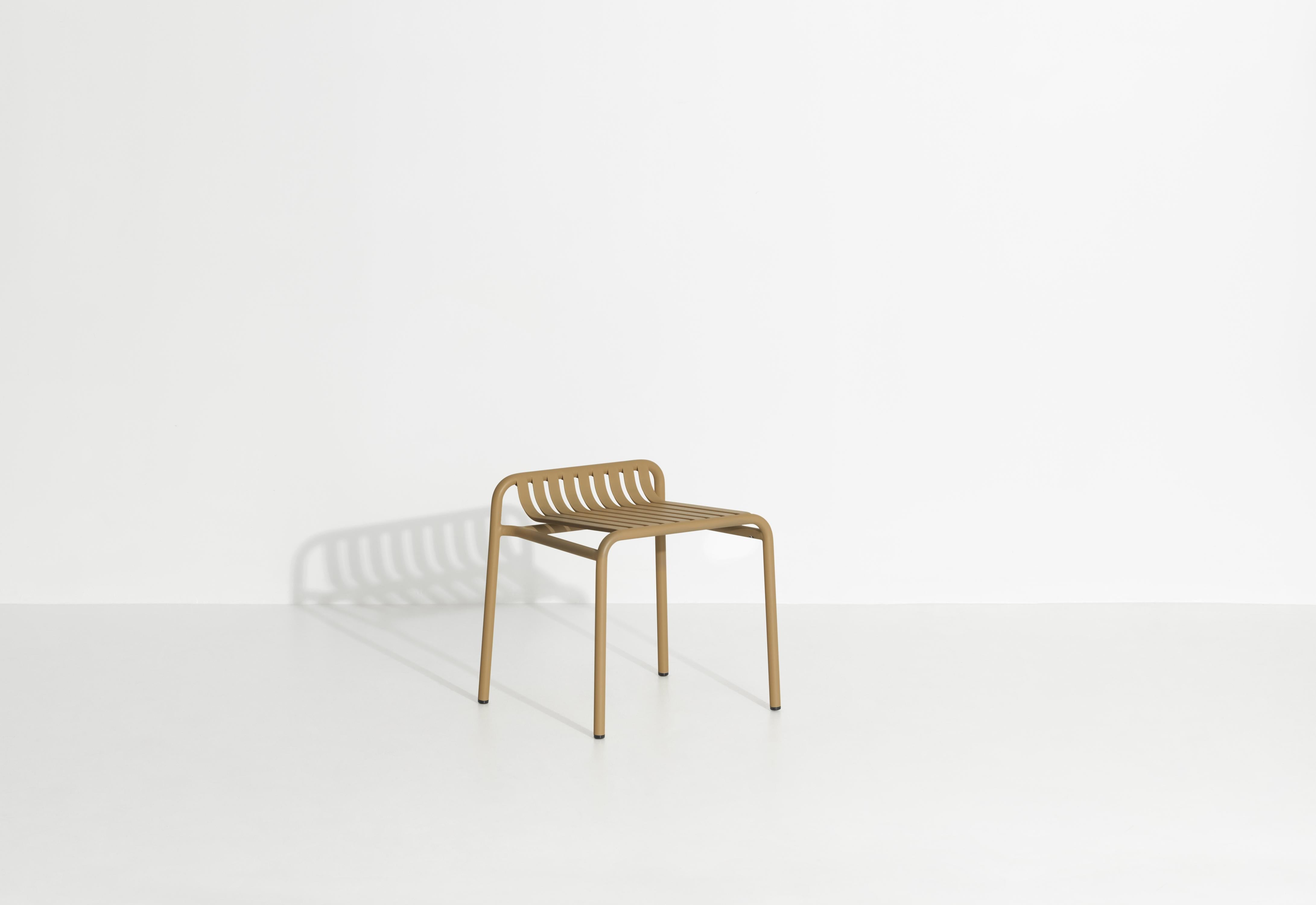 Taburete Petite Friture Week-End de aluminio dorado por Studio BrichetZiegler, 2017

La colección week-end es una gama completa de mobiliario de exterior, en pintura epoxi granulada de aluminio, acabado mate, que incluye 18 funciones y 8 colores