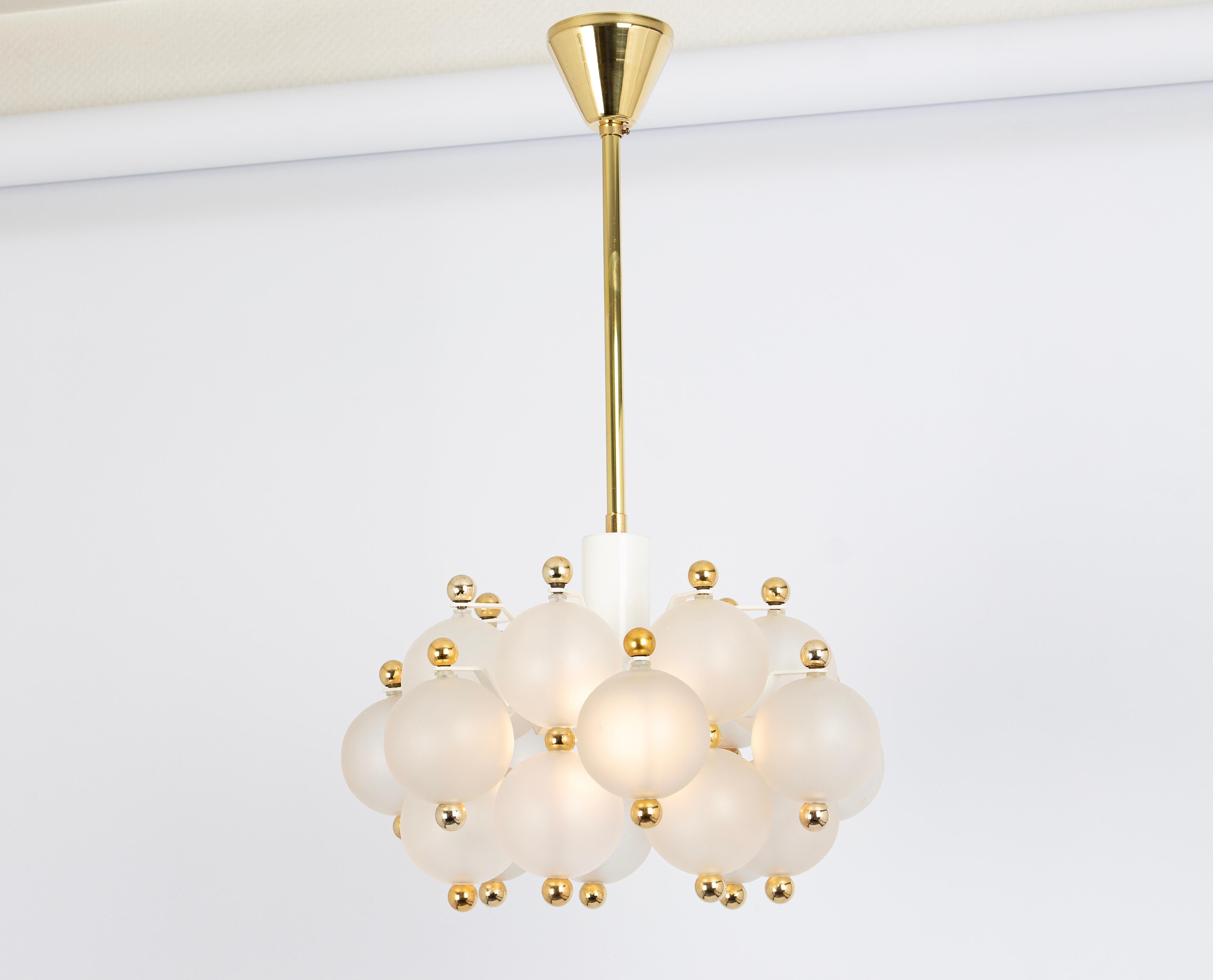 A frosted glass and brass chandelier by Kinkeldey, Germany, 1970s

Sockets: One x E27/E26 standard bulb (up to 100 Watt)
Light bulbs are not included. It is possible to install this fixture in all countries (US, UK, Europe, Asia, Australia,..)

Drop