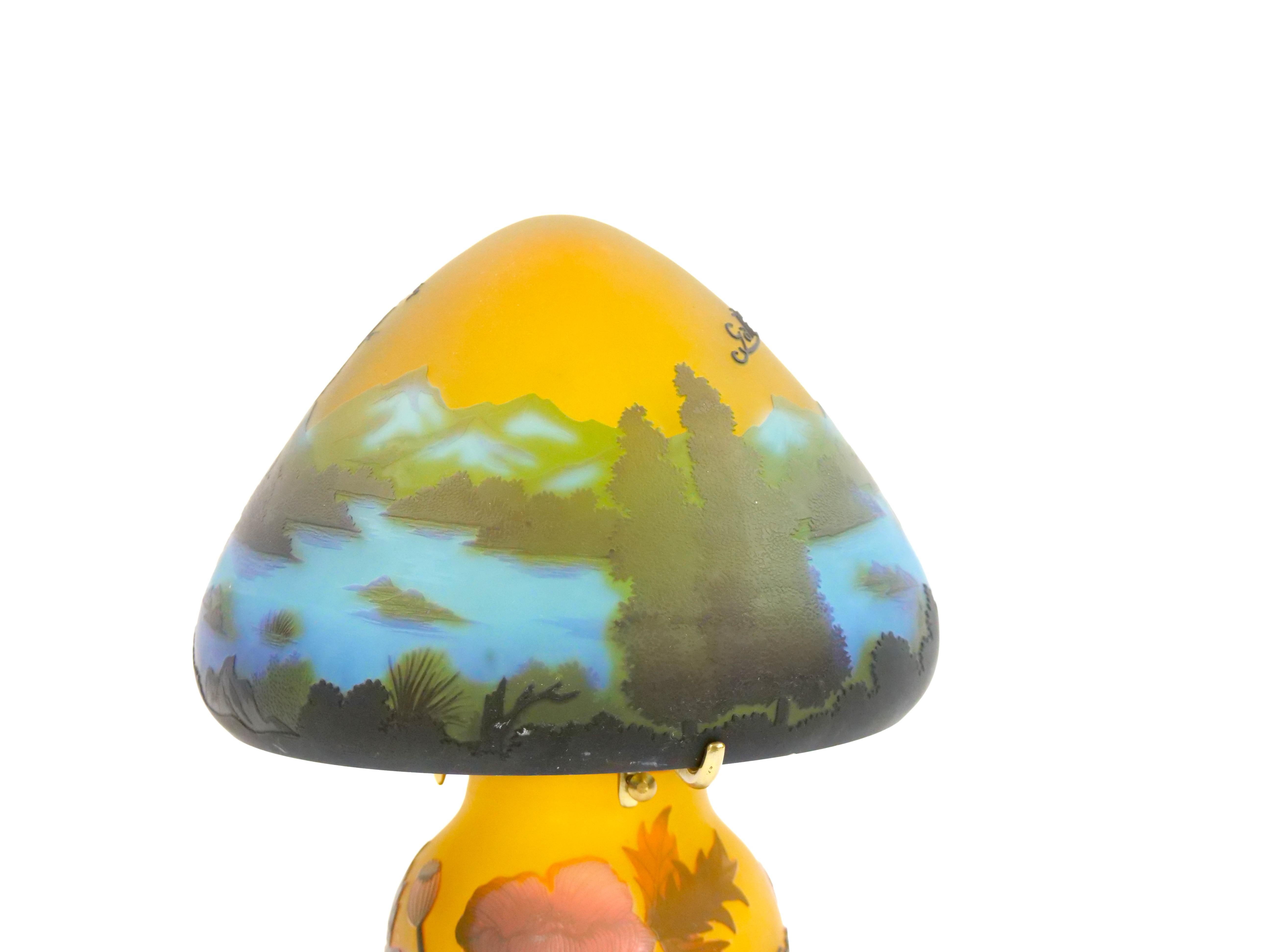 Lampe à poser Petite Galle Cameo en verre Bon état - En vente à Tarry Town, NY