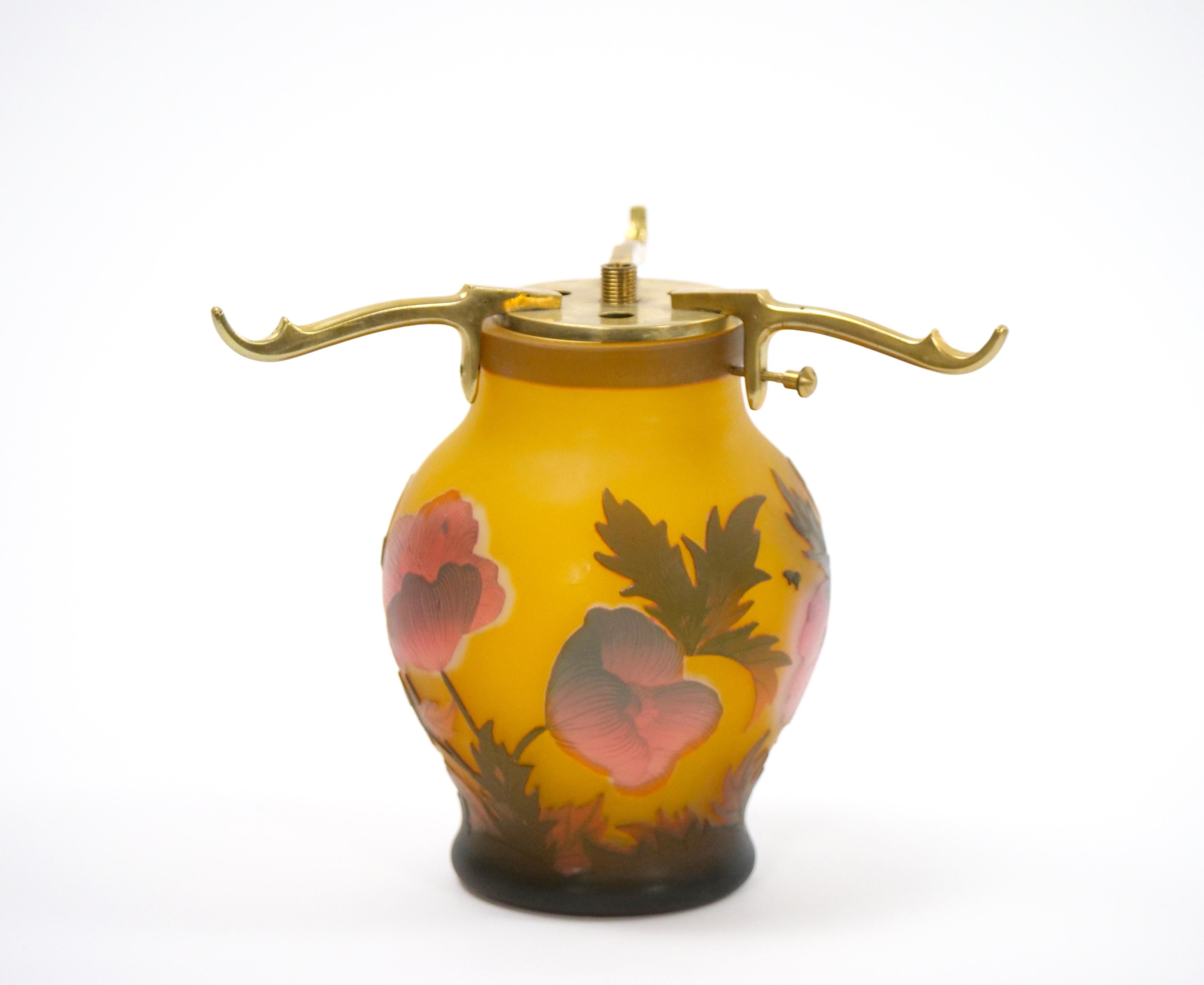 20ième siècle Lampe à poser Petite Galle Cameo en verre en vente
