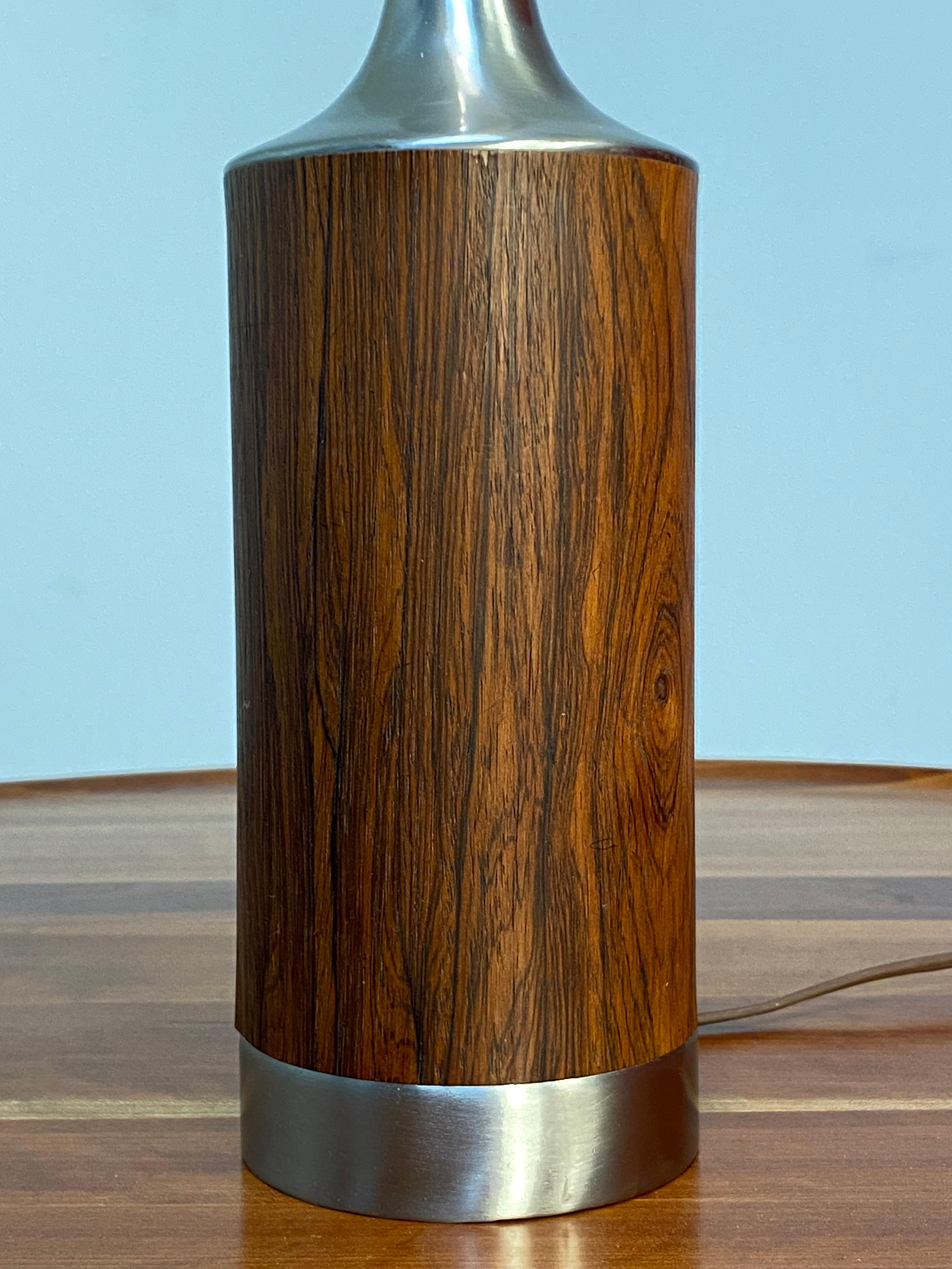 Echtes Palisanderholz an der matt verchromten Oberfläche. Eine kleine Tischlampe, ideal für eine Kredenz oder ein Schlafzimmer. Die Harfe kann ausgetauscht werden. Lichtschalter bei der 16-Zoll-Marke. Misst 3,75