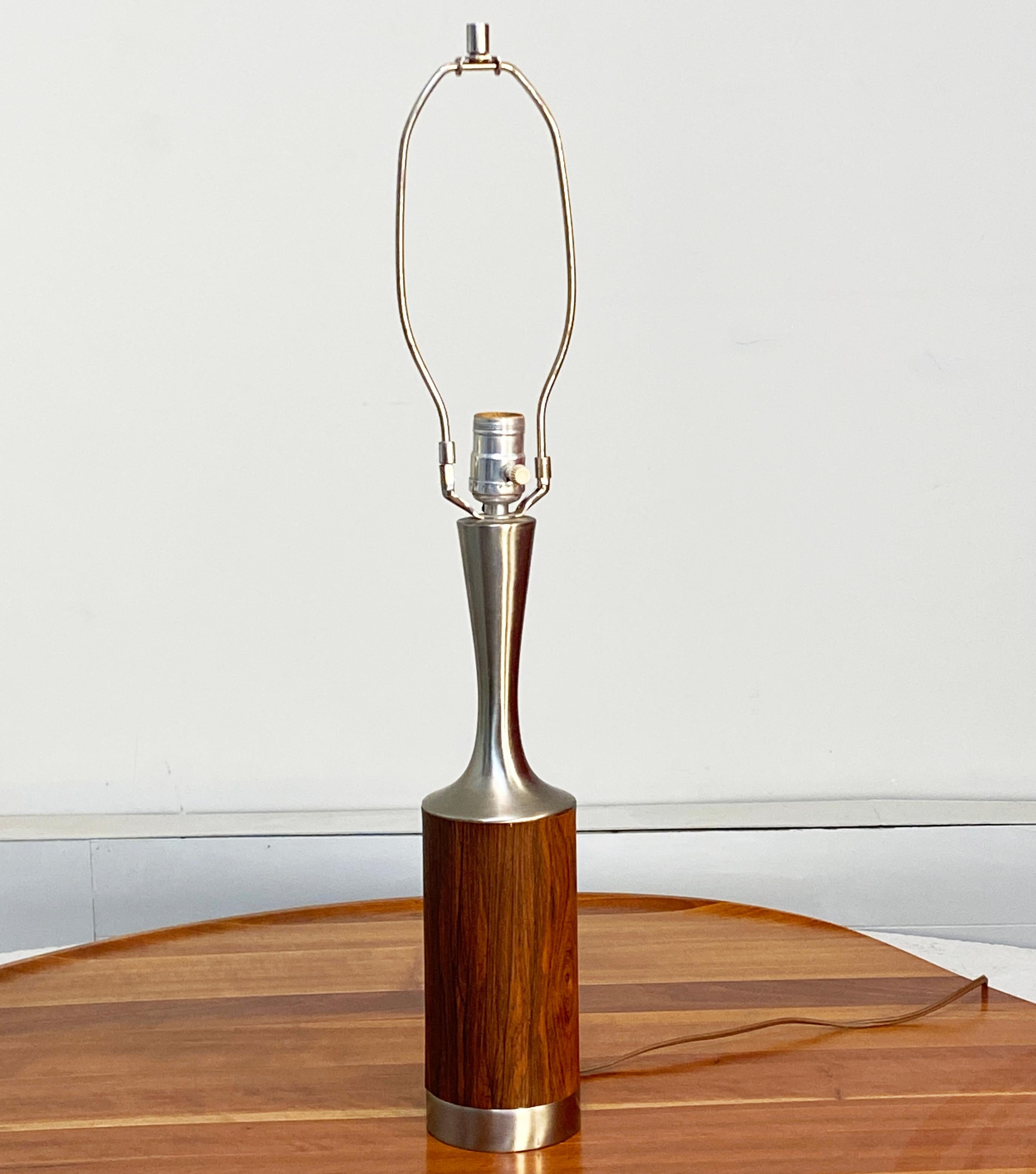 Eine erstklassige Lampe aus echtem Rosenholz und Chrom von Laurel im Zustand „Hervorragend“ im Angebot in South Charleston, WV