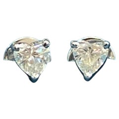 Petite boucles d'oreilles en or blanc 18K certifiées GIA 0.60 Carat E VS1 Heart Diamond Stud Ears