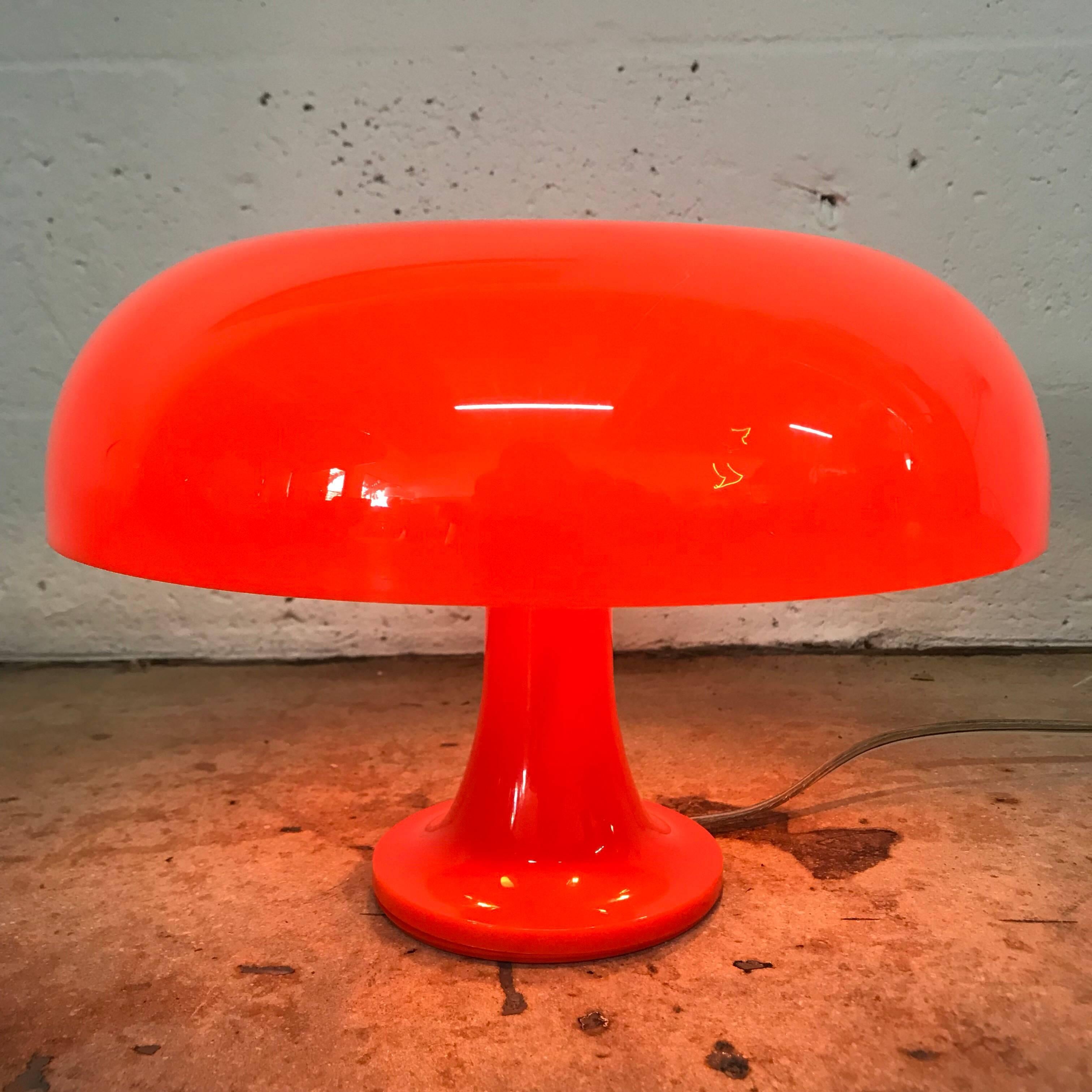 Iconic petite table lamp in orange molded plastic designed by Giancarlo Mattioli, Gruppo Architetti Urbanisti 