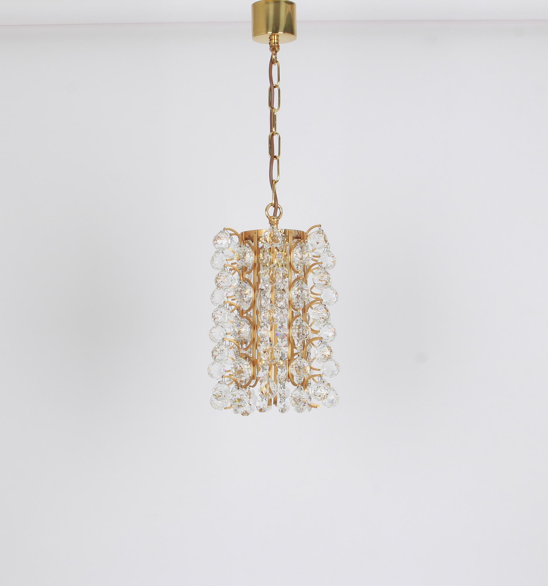 Christoph Palme pendant light in very good condition-, Germany, manufactured in the 1970s. It’s composed of crystal glass elements enclosed in a gilded brass frame.
One standard bulb (E-26/E-27) per fixture.
Height of the pendant only is