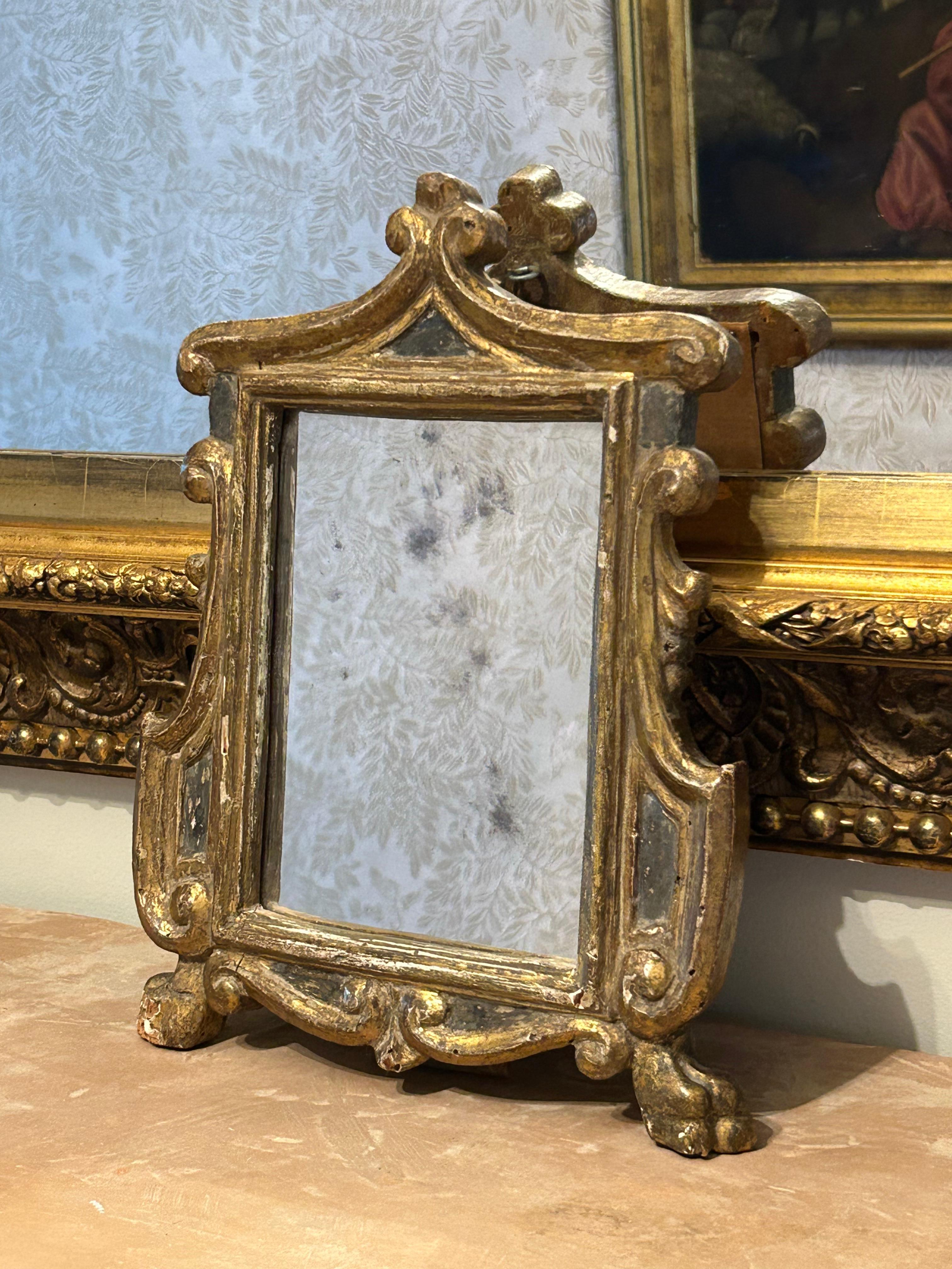 Precioso y antiquísimo espejo antiguo con dorados aplicados y policromía en toda su superficie, de estilo renacentista, del siglo XVIII y posiblemente del XVII. Lo más probable es que sea italiano, pero también podría ser francés.
Esta exquisita