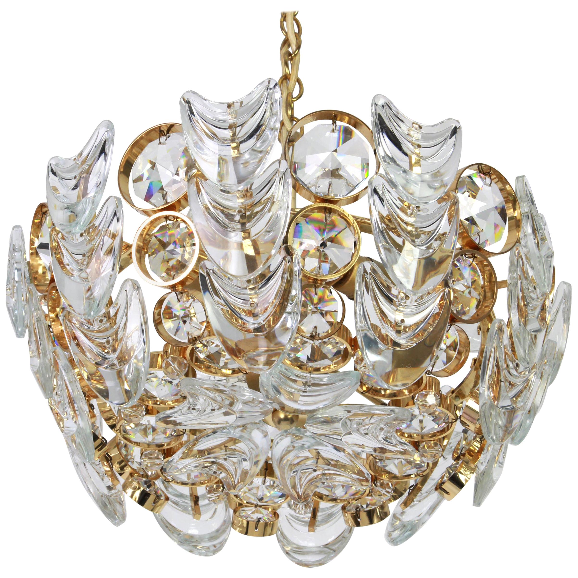A wonderful petite and high-quality gilded chandelier/pendant light fixture by Palwa (Palme & Walter), Germany, 1970s

It is made of a 24-carat gold-plated brass frame decorated with hundreds of cut crystal glass. The bottom is made of a round cut