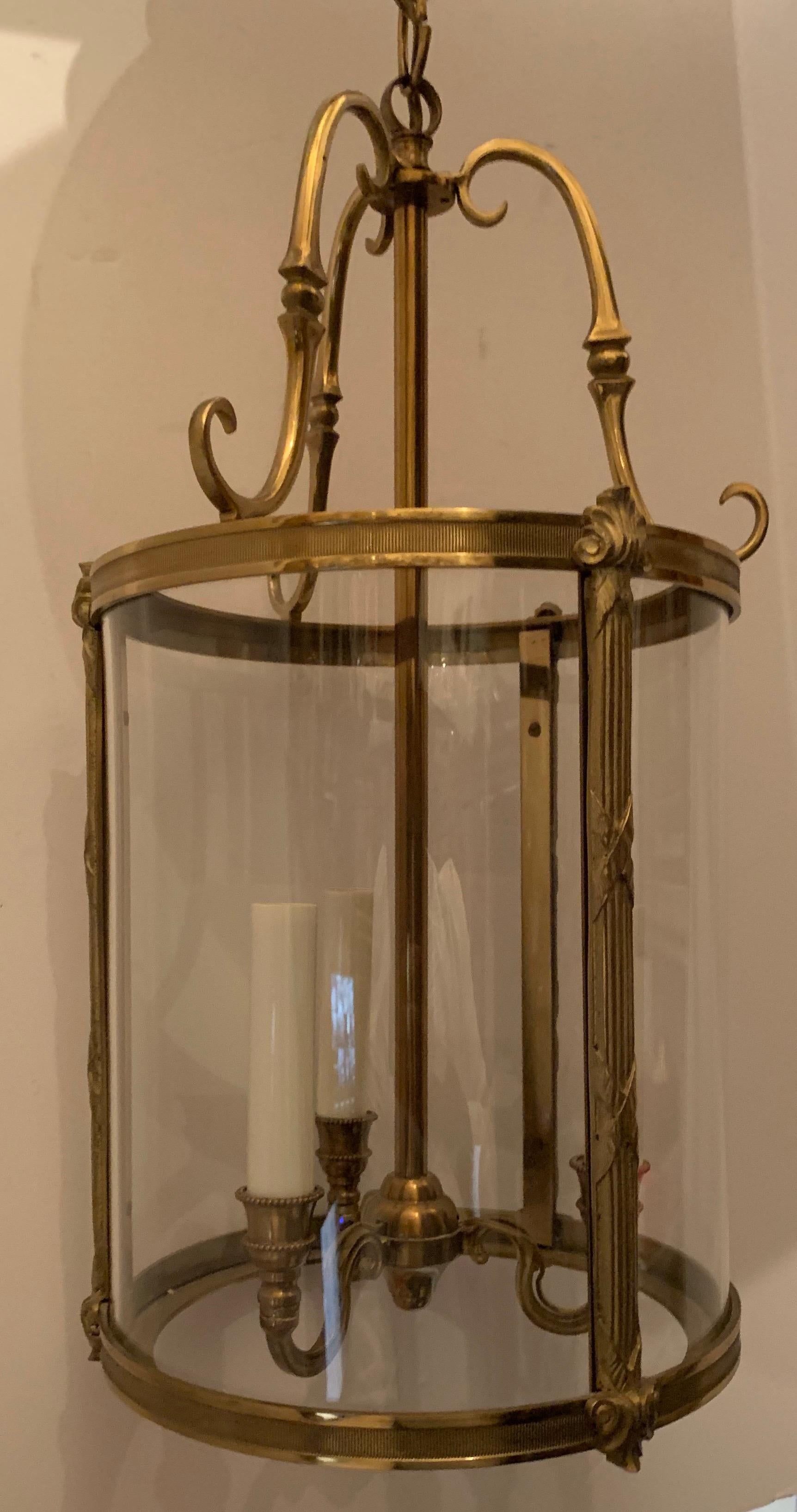20th Century Petite Gilt Bronze Readed X-Pattern Curved Glass Lanterns Fixtures Set 4 Four