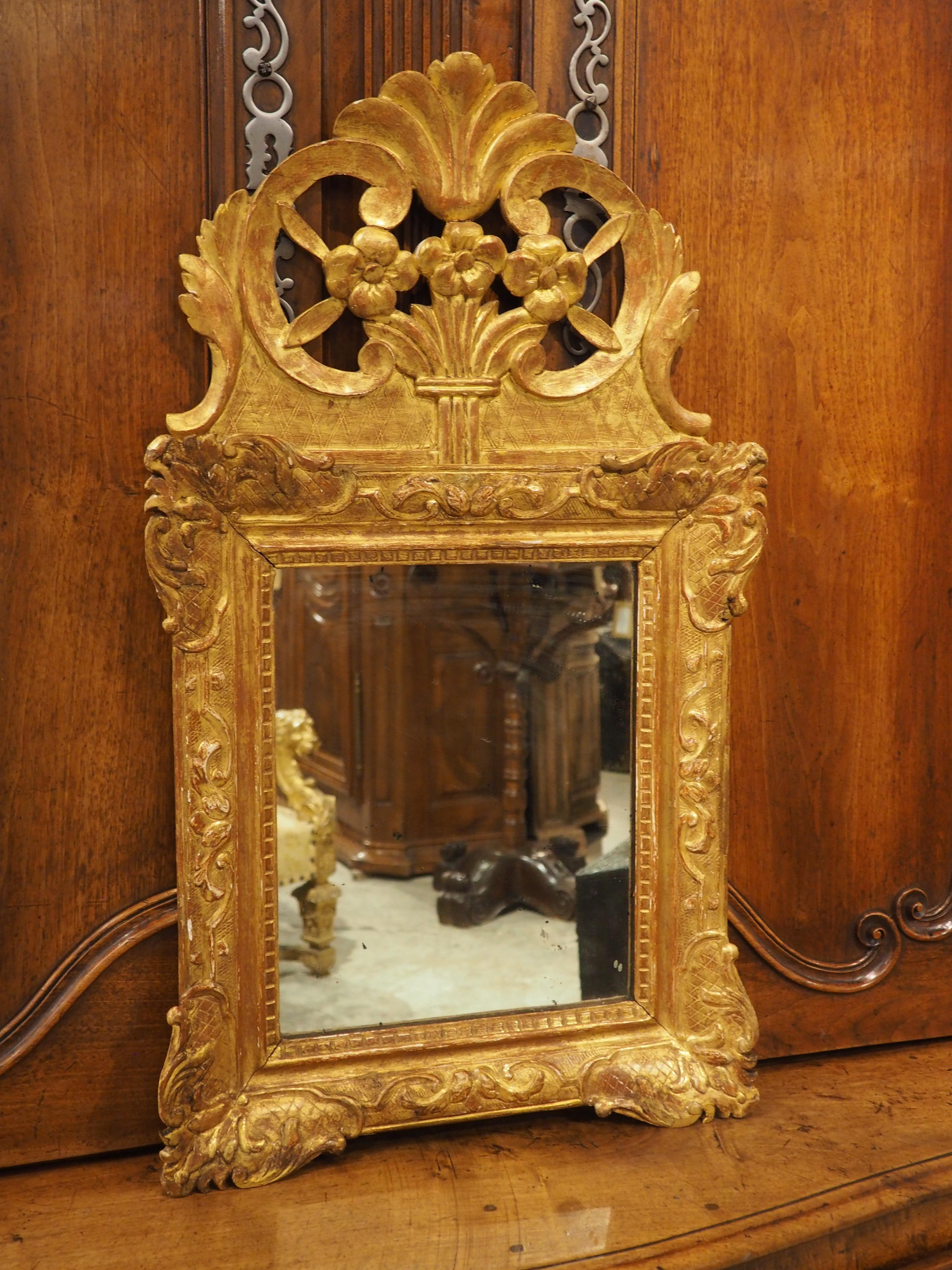 Kleiner Spiegel aus Giltwood aus der Provence, Frankreich, CIRCA 1900 im Angebot 12