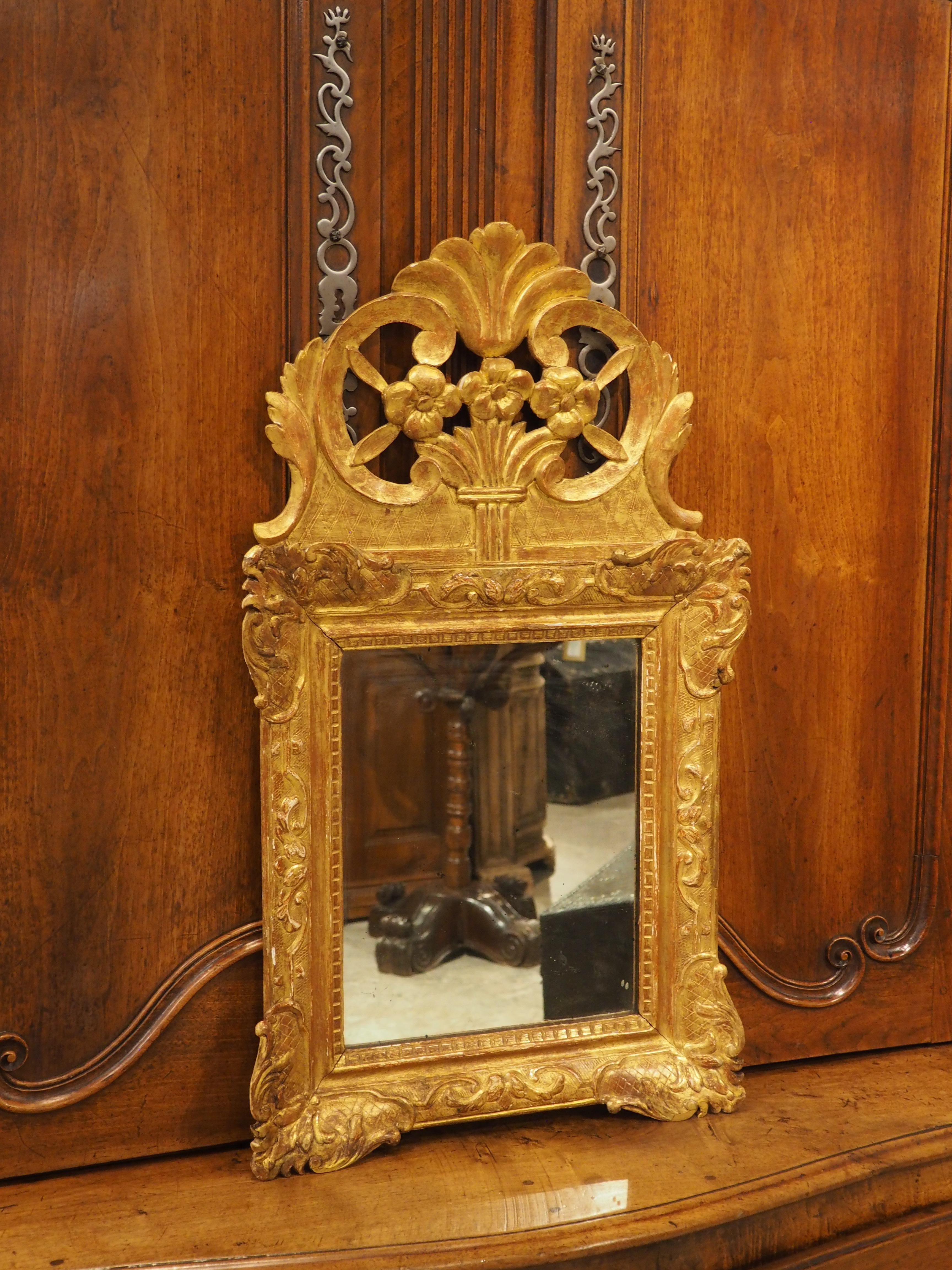 Kleiner Spiegel aus Giltwood aus der Provence, Frankreich, CIRCA 1900 im Zustand „Gut“ im Angebot in Dallas, TX