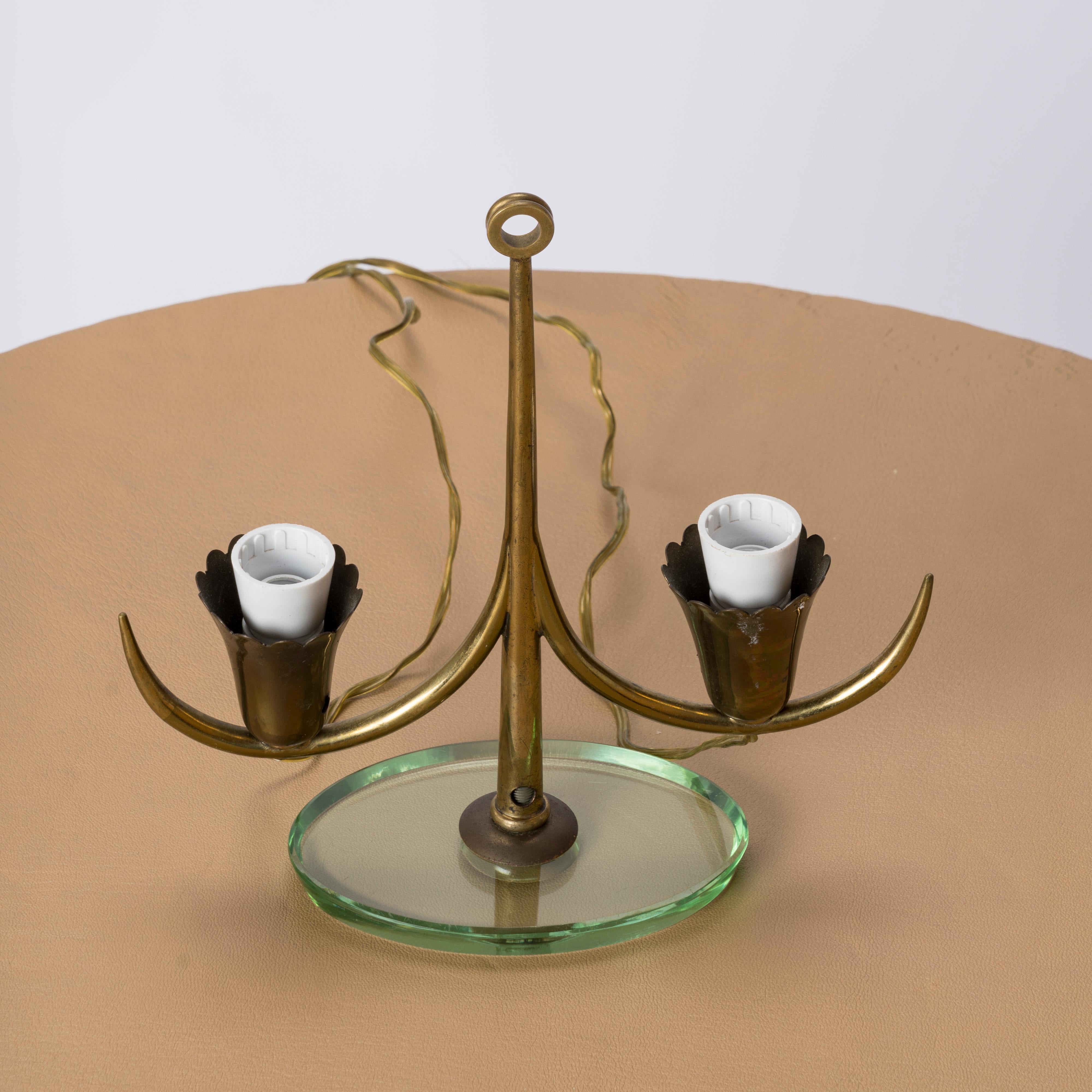 Petite lampe de table en verre et laiton att. Fontana Arte, Italie, années 1950 Bon état - En vente à New York, NY