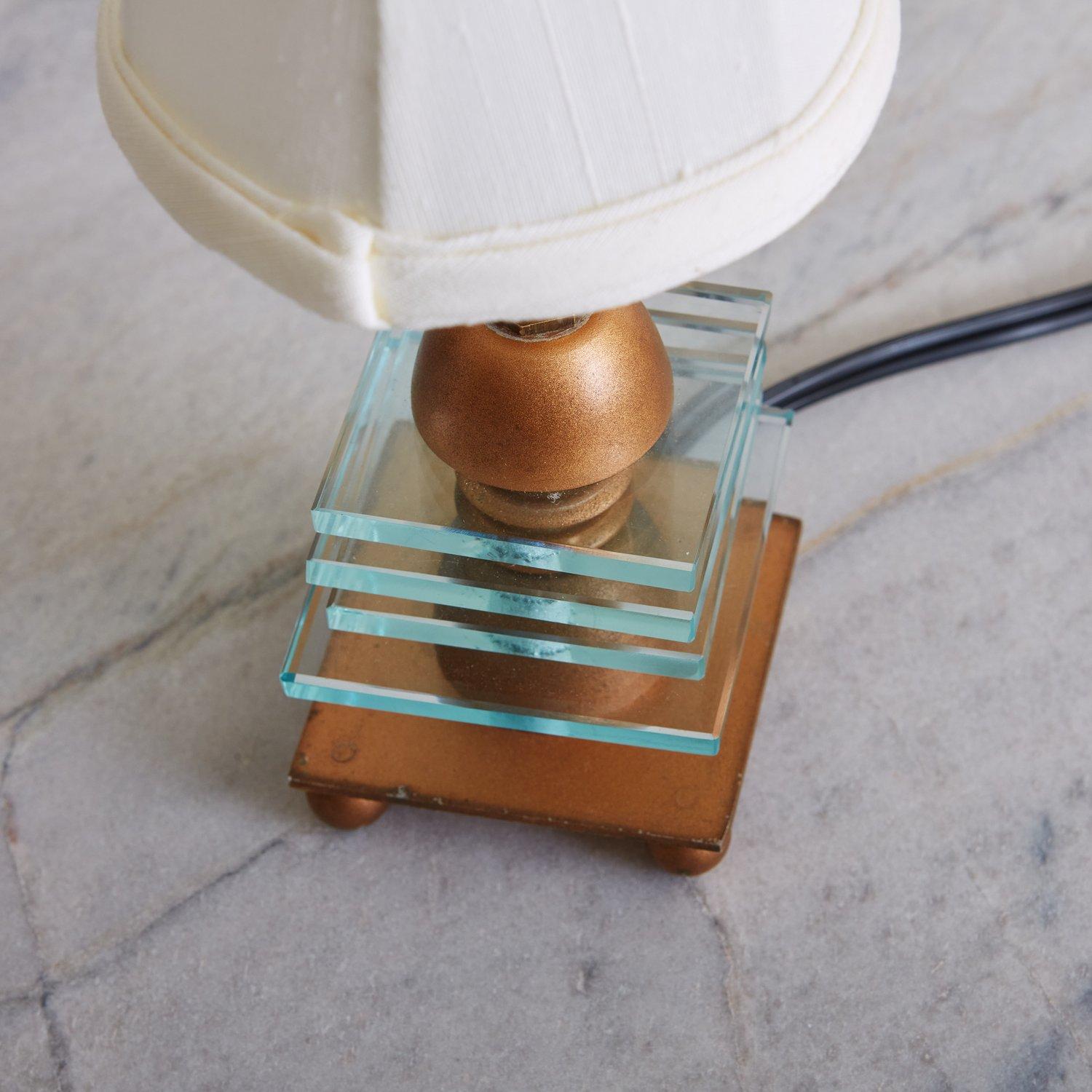 Mid-Century Modern Petite lampe en verre et cuivre en vente