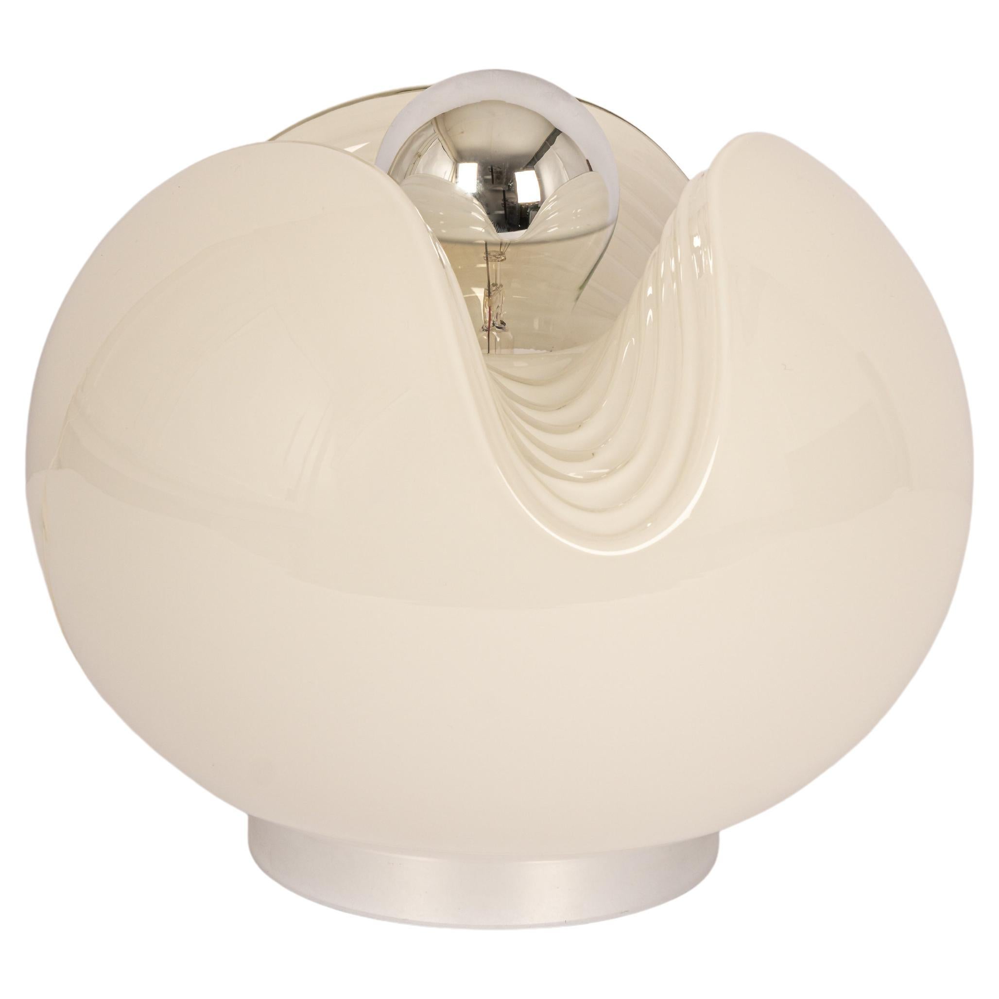 Eine besondere runde biomorphe Opalglas-Tischleuchte, entworfen von Koch & Lowy für Peill & Putzler, hergestellt in Deutschland, ca. 1970er Jahre.

Fassungen: Eine x E27 Standard-Glühbirne. (100 W max)
Glühbirnen sind nicht enthalten. Dieses Gerät
