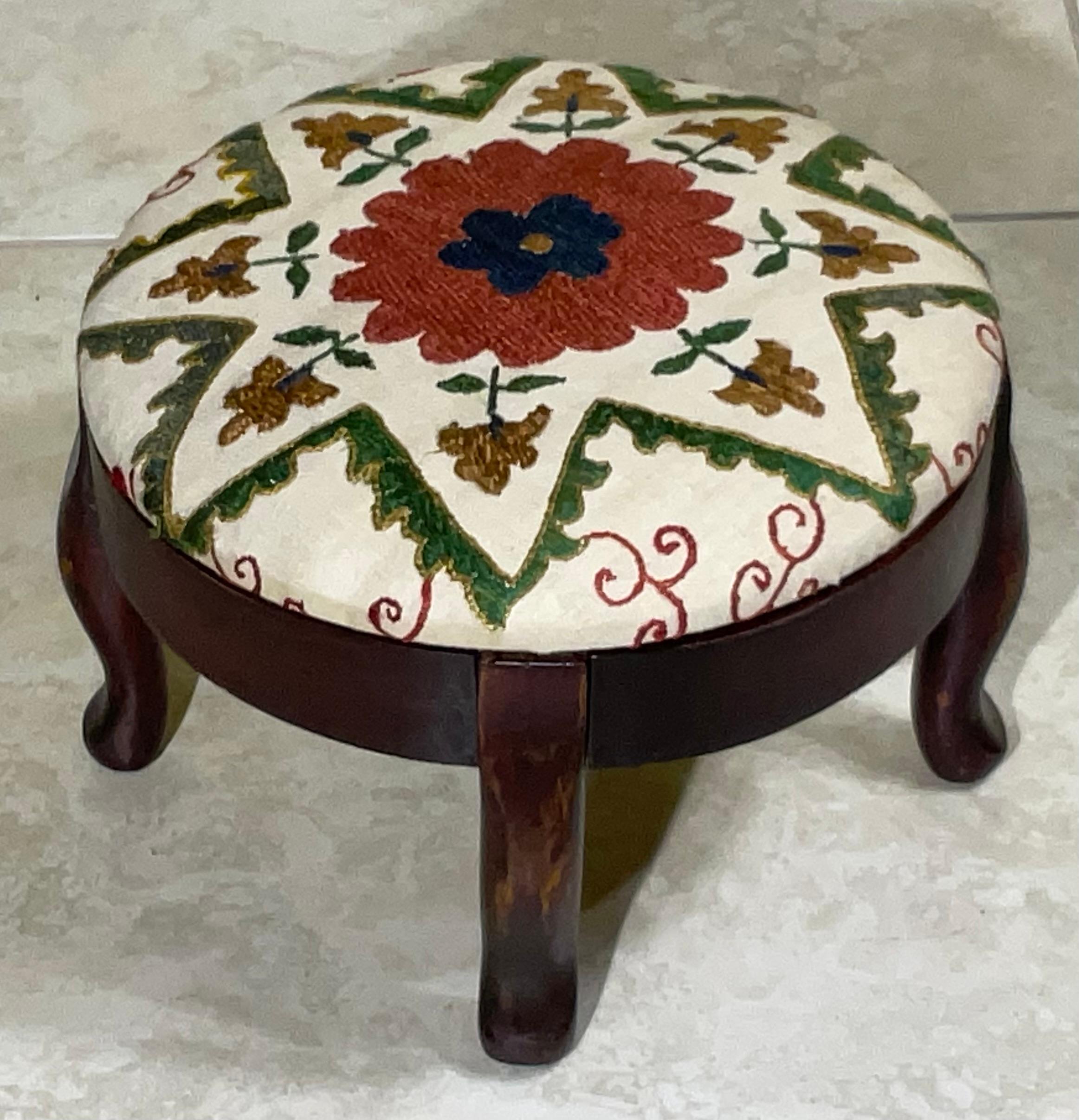 Petite  Reposapiés / Otomana Suzani Bordado a Mano en venta 3