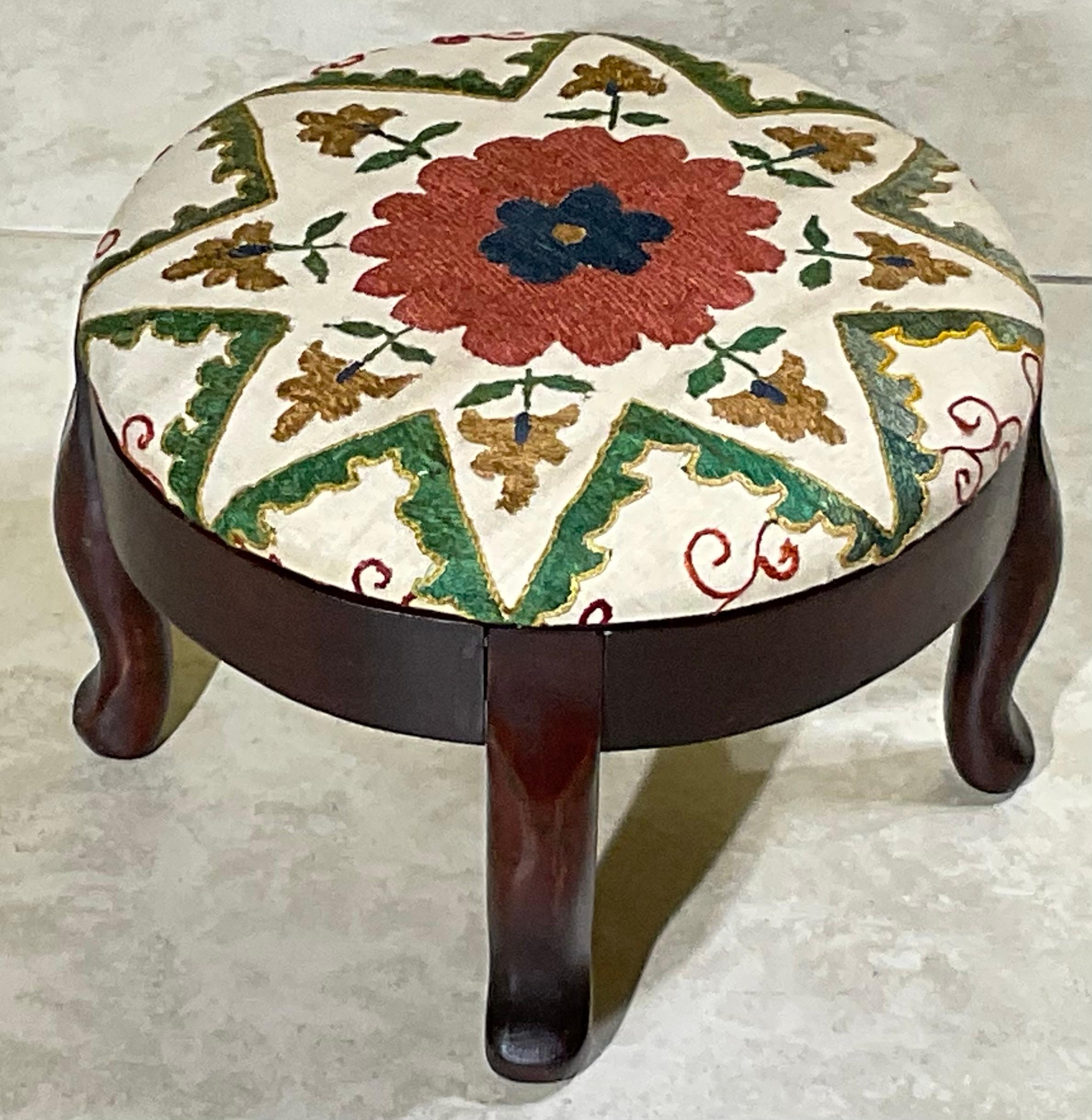 Petite  Reposapiés / Otomana Suzani Bordado a Mano Estadounidense en venta
