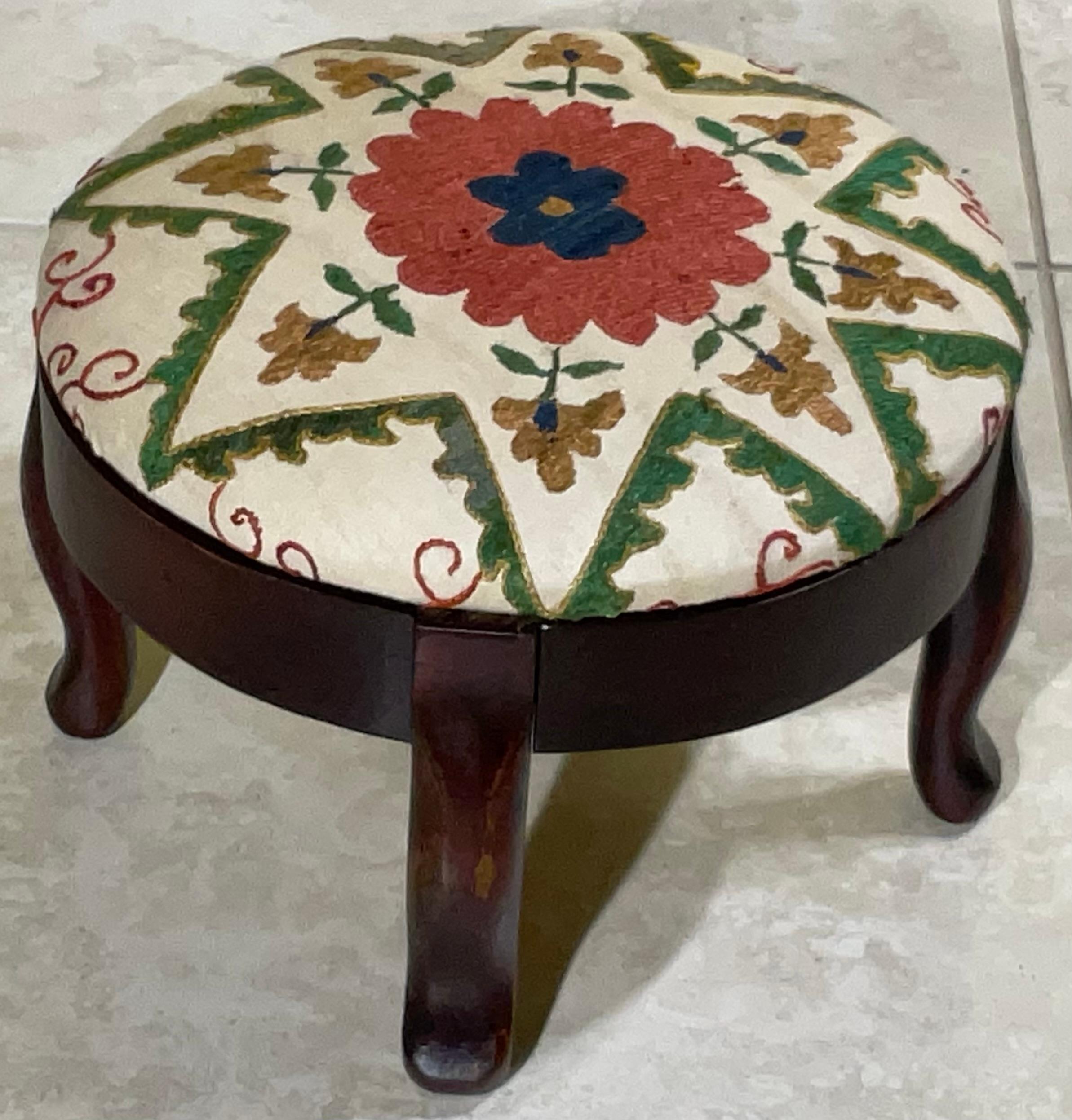 Petite  Reposapiés / Otomana Suzani Bordado a Mano Hecho a mano en venta