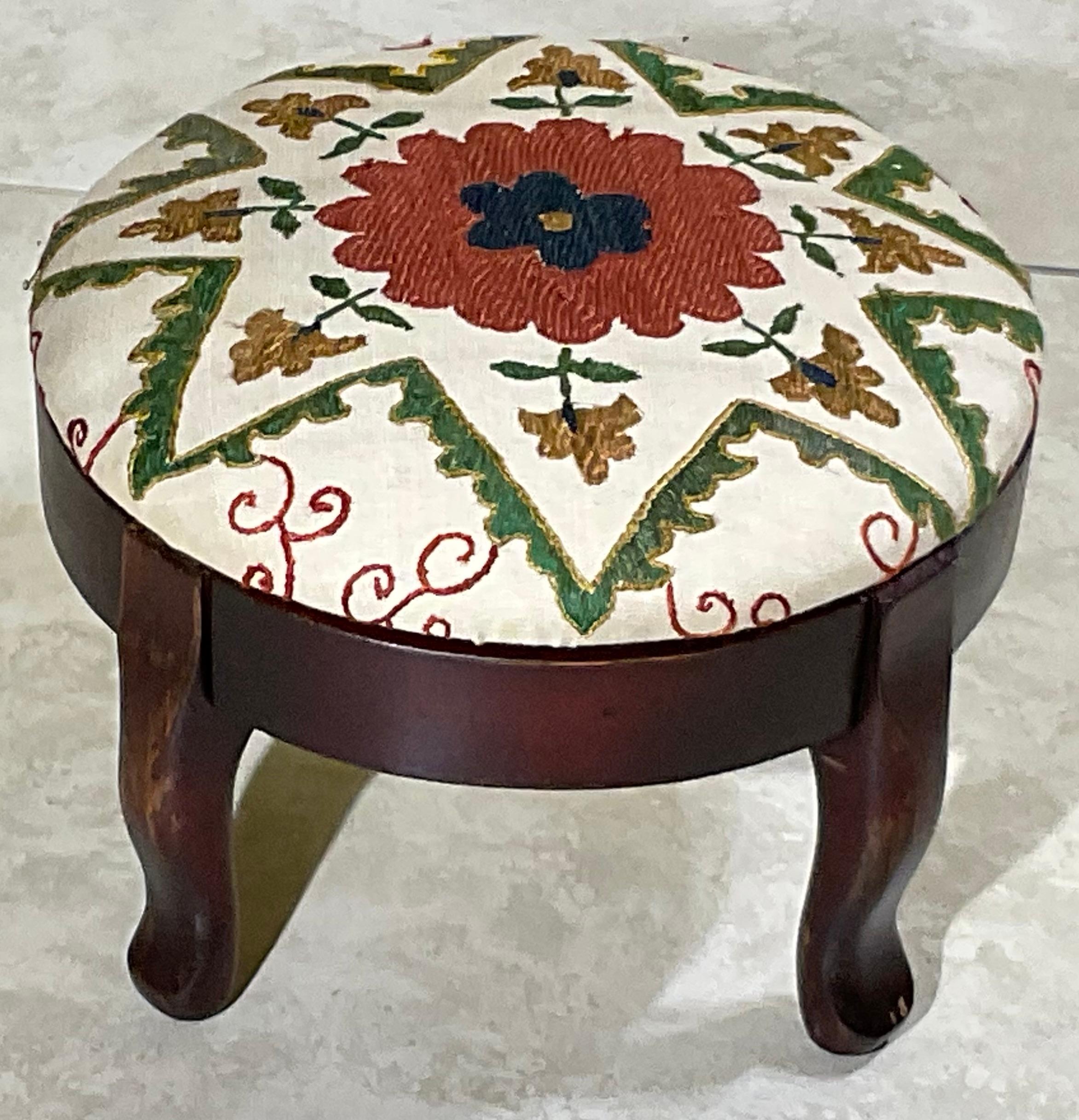 Petite  Reposapiés / Otomana Suzani Bordado a Mano en Bueno estado para la venta en Delray Beach, FL
